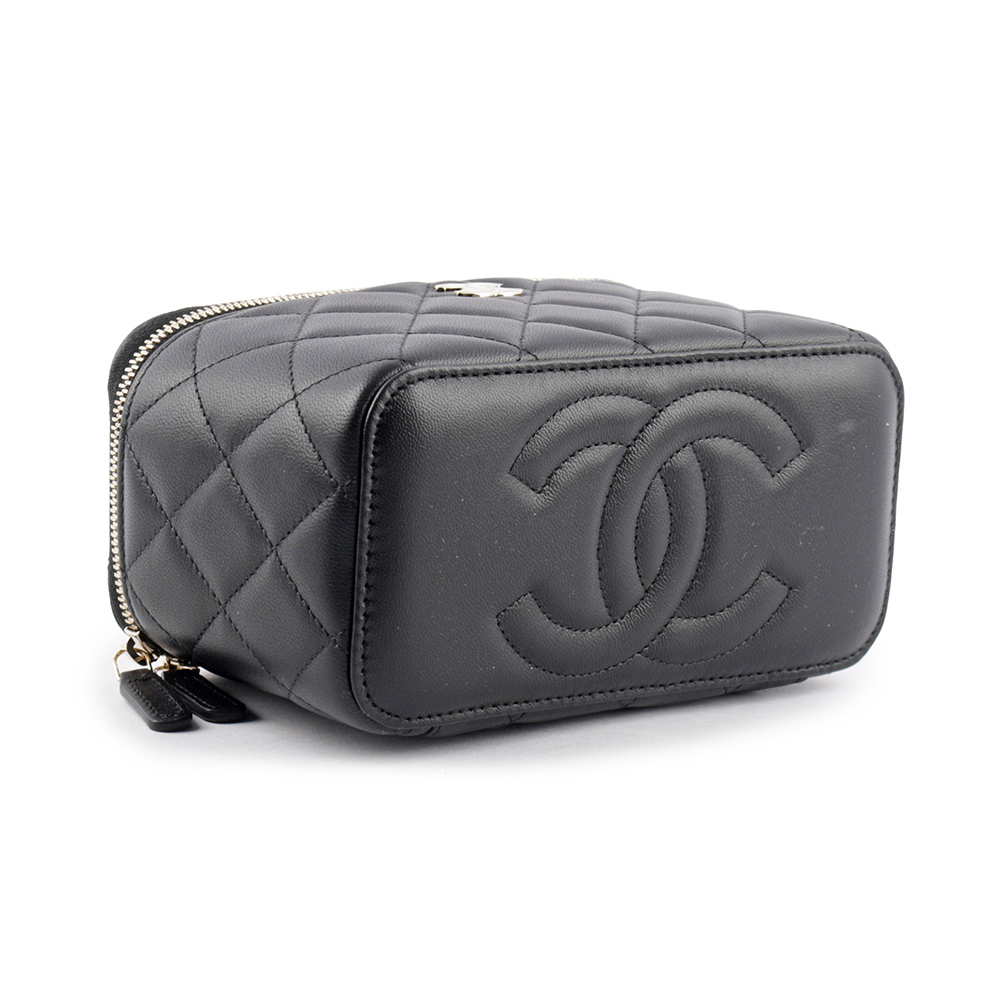 【CHANEL】金色CC Logo 小羊皮手提/斜背二用化妝包(黑色) AP2199 B06660 94305