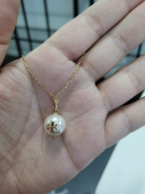 [S] TORY BURCH PEARL WITH LOGO NECKLACE,IVORY/TORY GOLD, 143338-110 (STB382)
