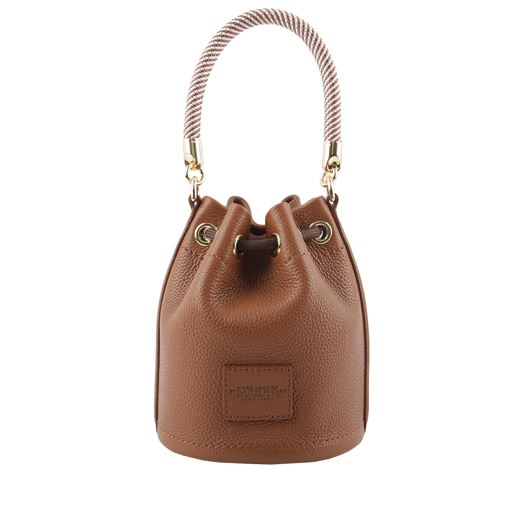 【MARC JACOBS】The Bucket Bag Logo 壓印二用迷你水桶包(堅果棕)