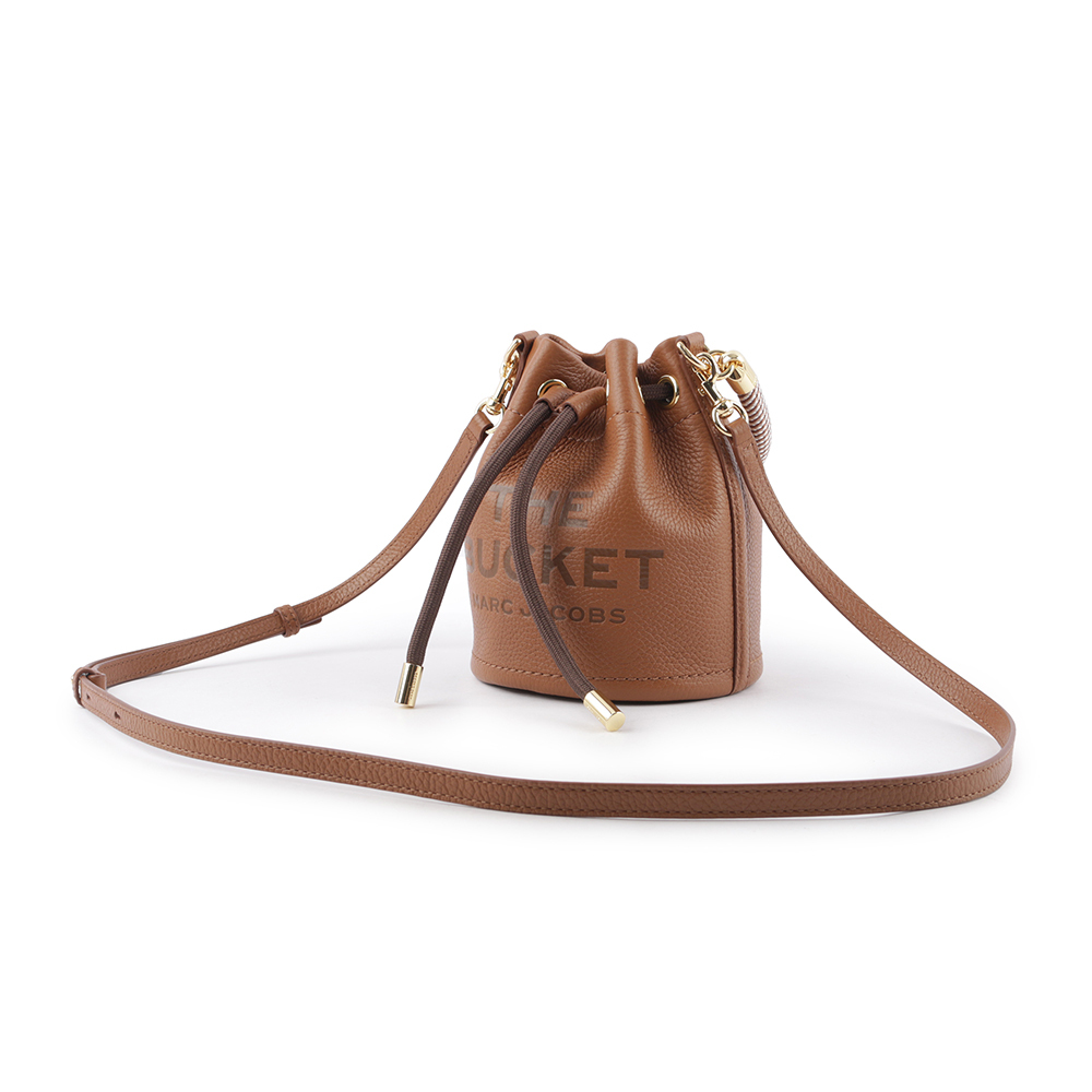 【MARC JACOBS】The Bucket Bag Logo 壓印二用迷你水桶包(堅果棕)
