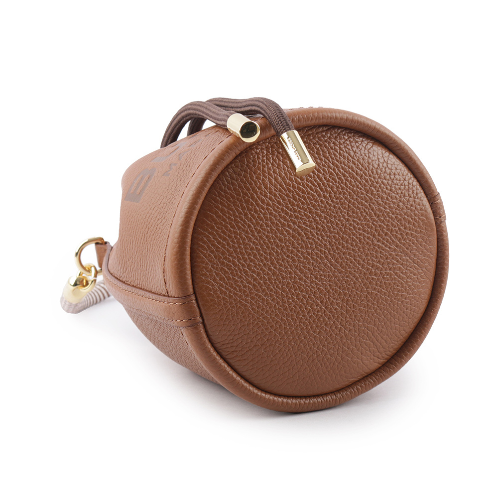 【MARC JACOBS】The Bucket Bag Logo 壓印二用迷你水桶包(堅果棕)