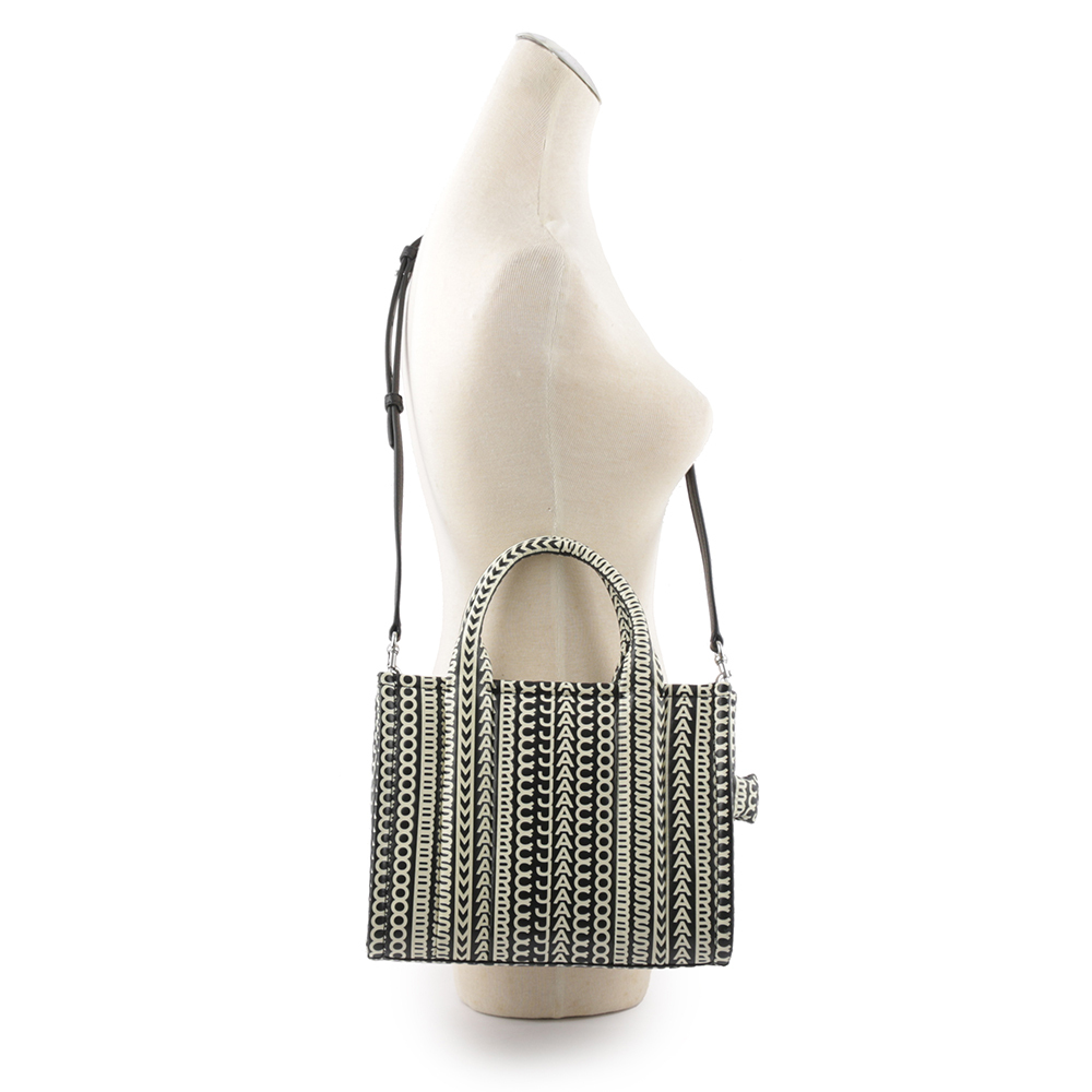 【MARC JACOBS】滿版標誌小羊皮小款托特包(黑色/白色) 2S3HTT001H03 005