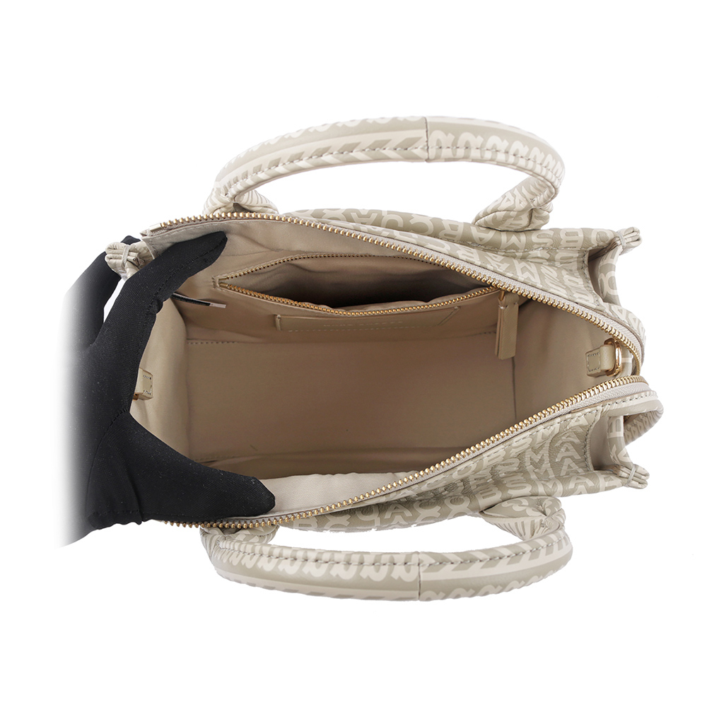 【MARC JACOBS】滿版標誌小羊皮小款托特包(卡其色) 2S3HTT001H03 223