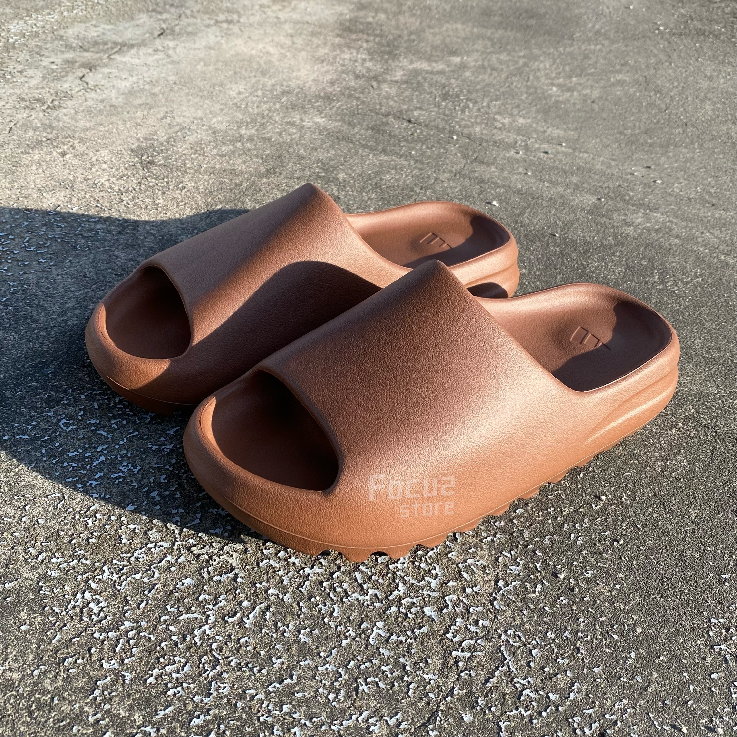 【Focus Store】現貨秒發 Adidas Originals Yeezy Slides "Flax"巧克力 咖啡 FZ5896
