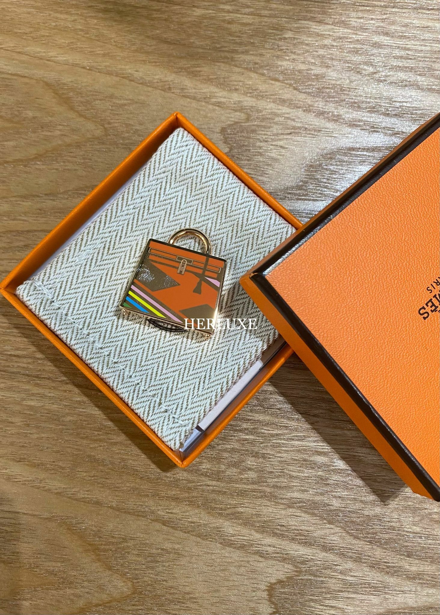 Curiosite Kelly Laque H Vibration charm