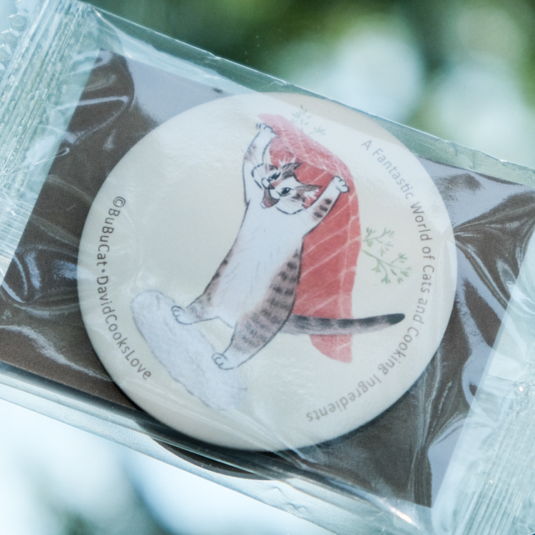 補補貓‧大衛煮愛｜絕版｜胸章｜鮭魚披風