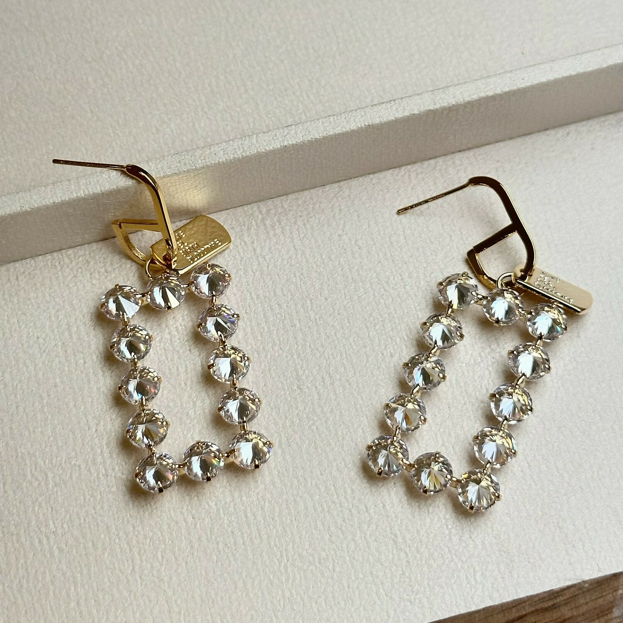 大方．鋯石方塊垂吊