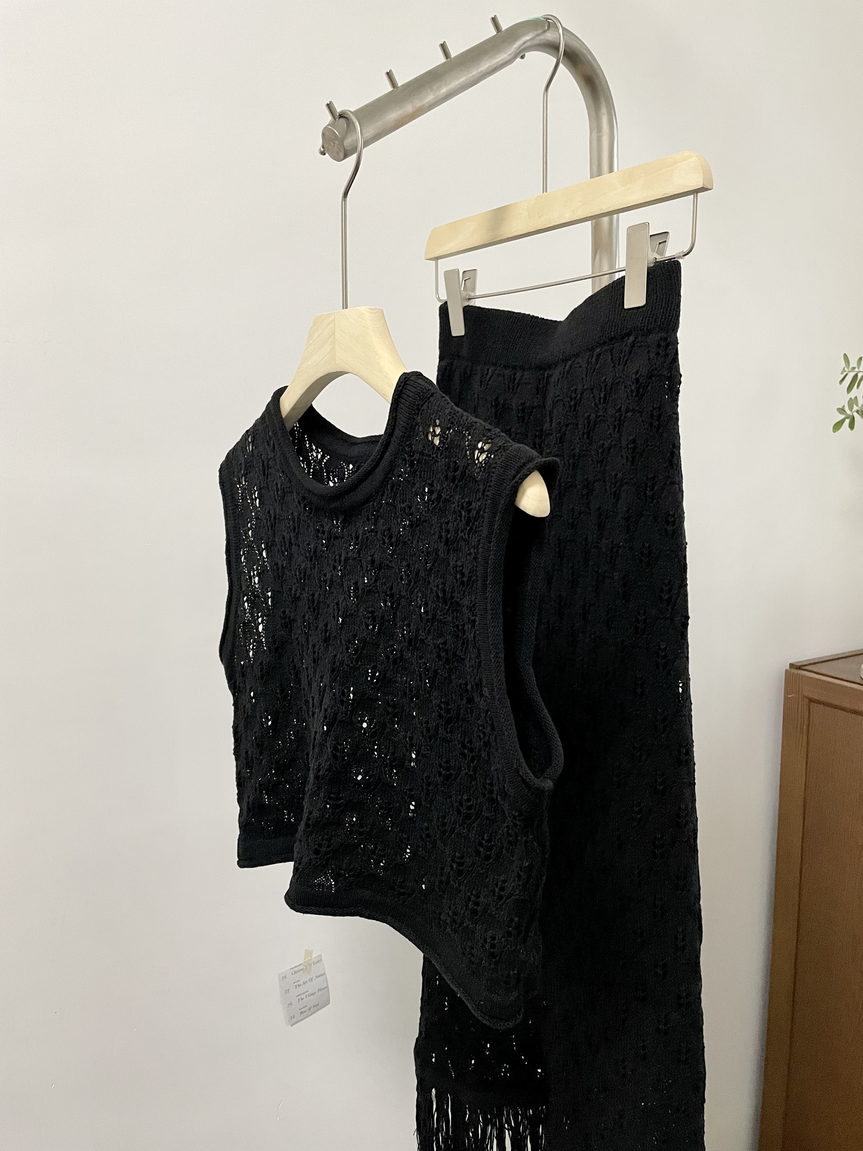 ❲現貨|黑色❳ 融入夏日的愉悅，度假勾花套裝 2色