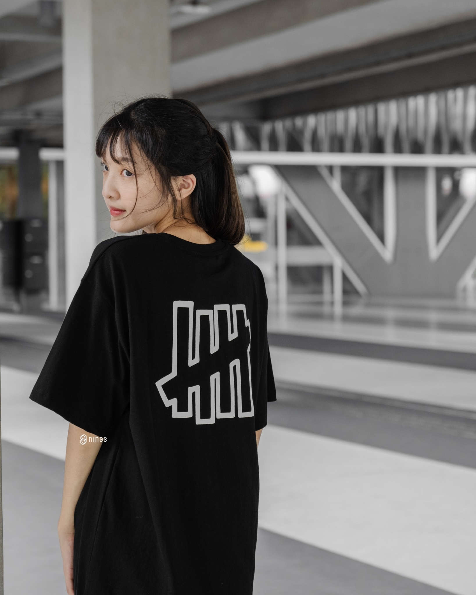 現貨】UNDEFEATED 黑色標誌LOGO短TEE UNDSIGNB