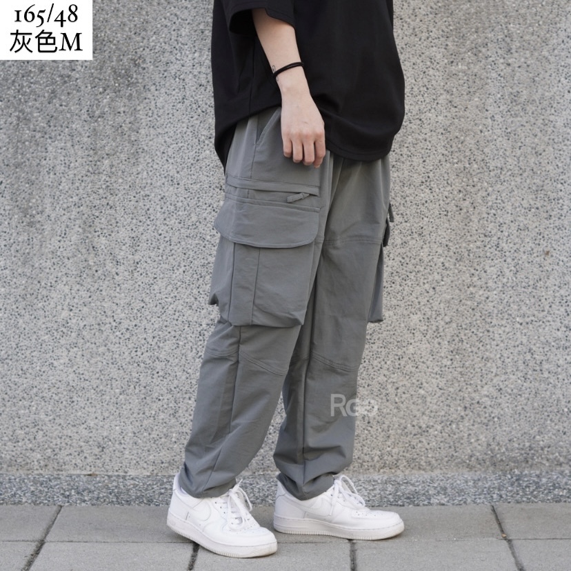 女模著口袋拉鍊工裝彈長褲