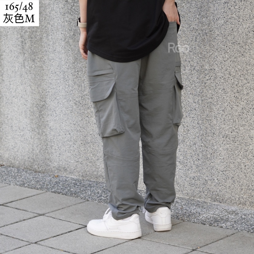 口袋拉鍊工裝彈長褲灰色背面實穿照