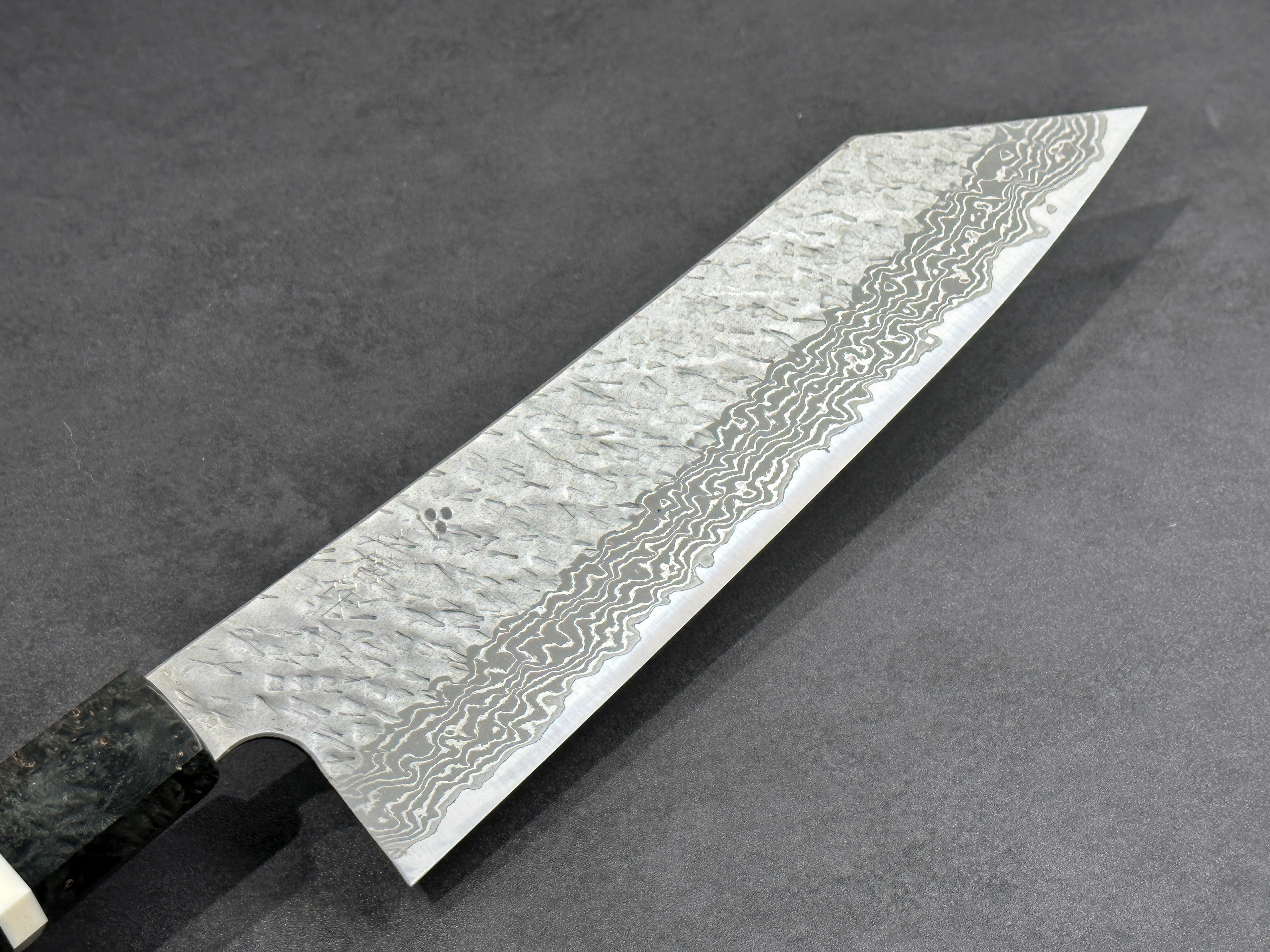 二唐刃物VG10 33層大馬士革鋼磨き槌目切付牛刀黑檀柄