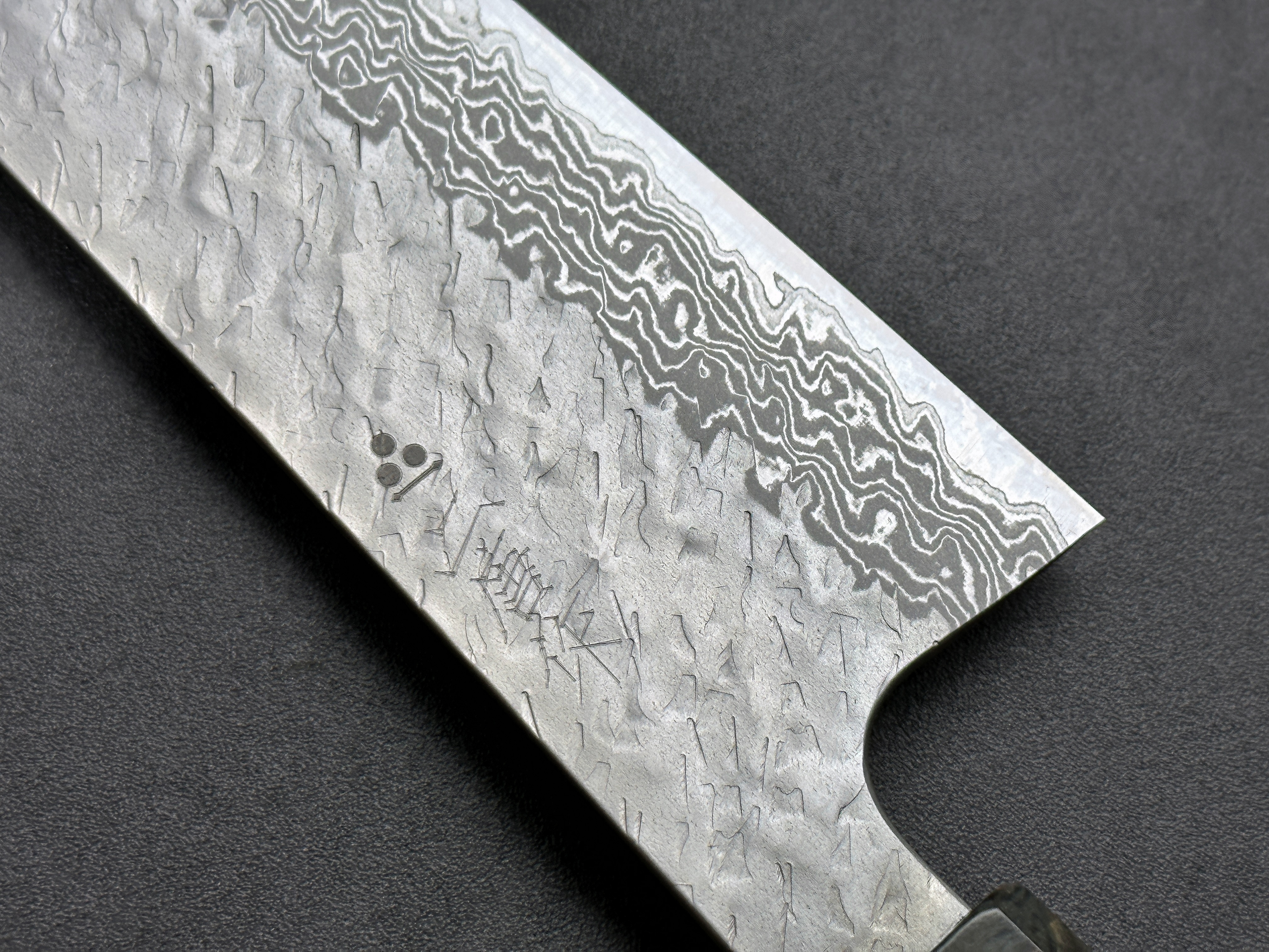 二唐刃物VG10 33層大馬士革鋼磨き槌目切付牛刀黑檀柄