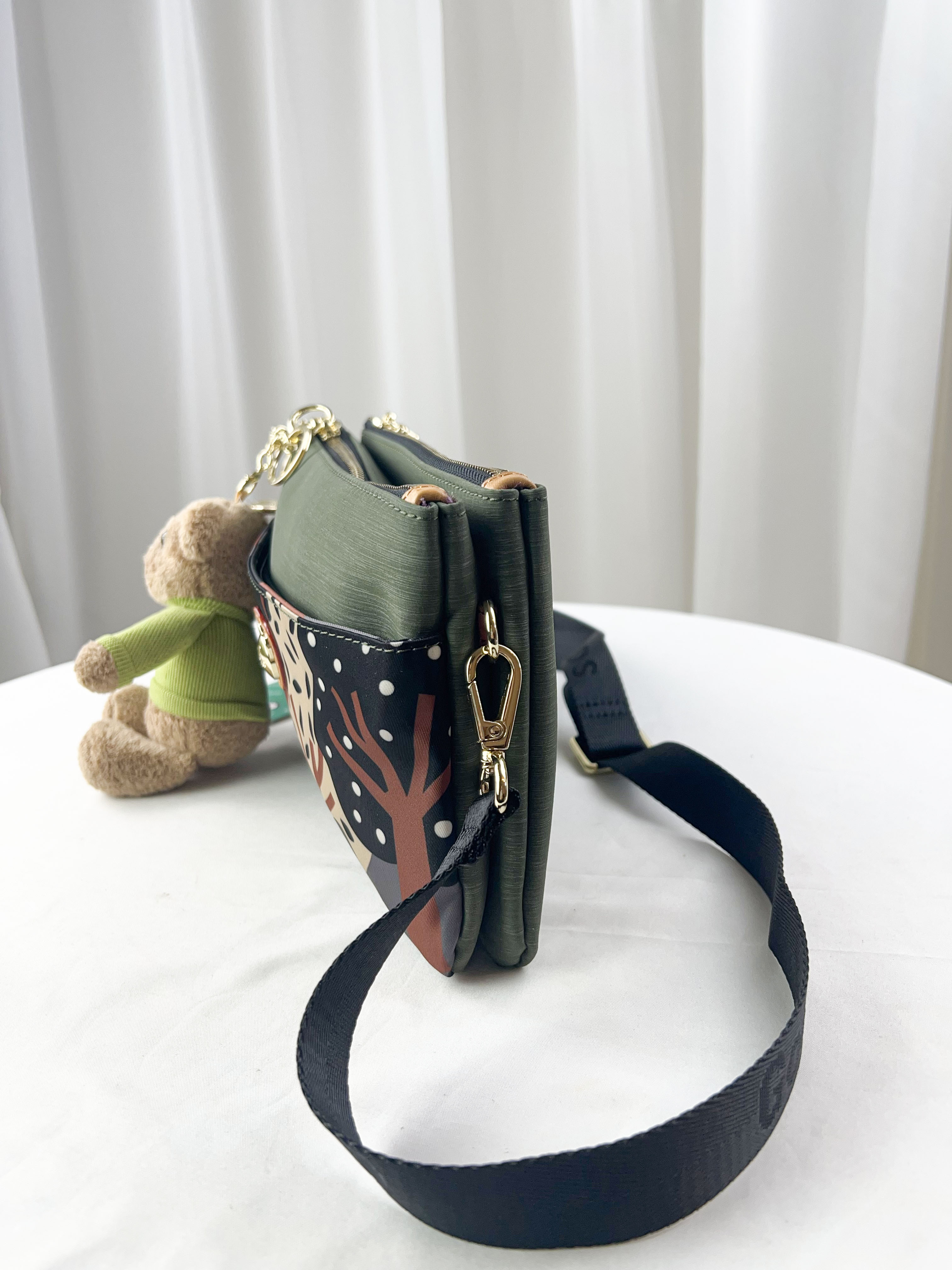 GOODS 綠色拼接繽紛樹木防潑水側背包 附酒精保護套+酒精瓶 #2850