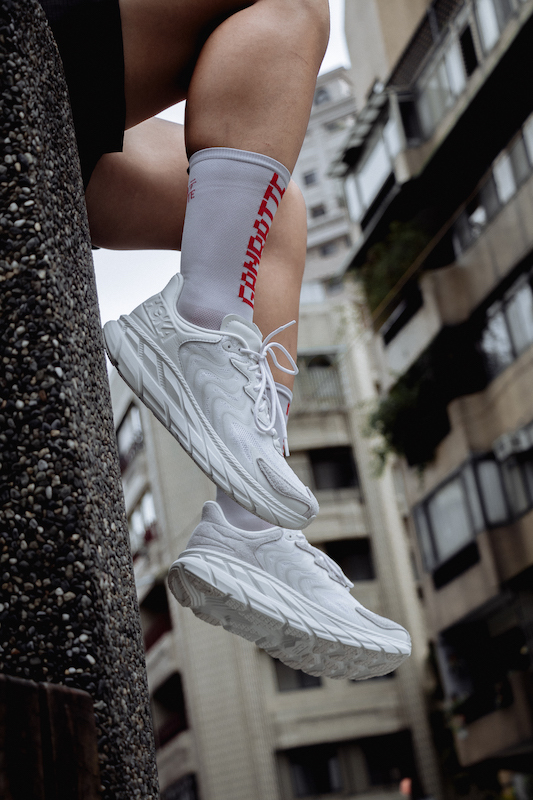 HOKA ONE ONE Clifton LS 路跑鞋白/雲雨灰