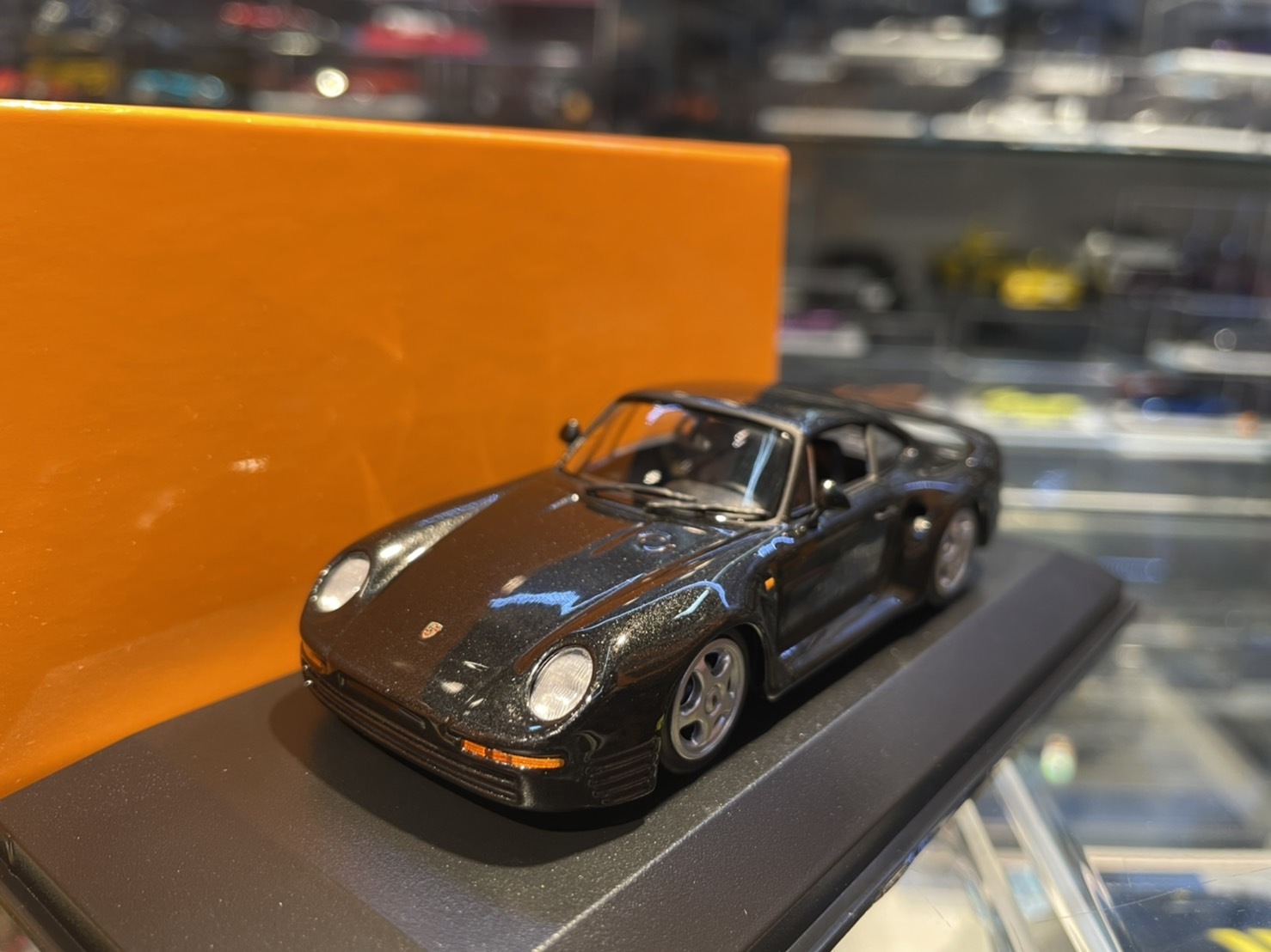 Porsche 959 gris foncé (Maxichamps) 1/43e Porsche 959 gris foncé (Maxichamps) 1/43e