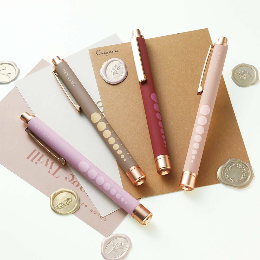 [預購] 輕巧橡膠質感電筒筆（香檳金色×淡雅色調）