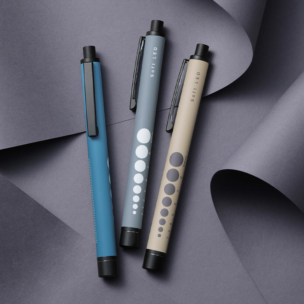 [預購] 輕巧橡膠質感電筒筆（煙熏黑）
