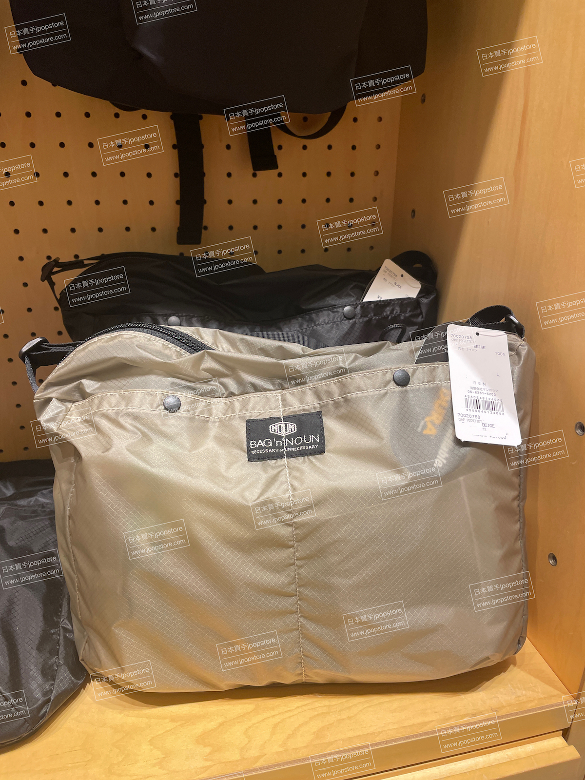 bag n noun 輕量斜背袋 CAMP POCHETTE 'L'