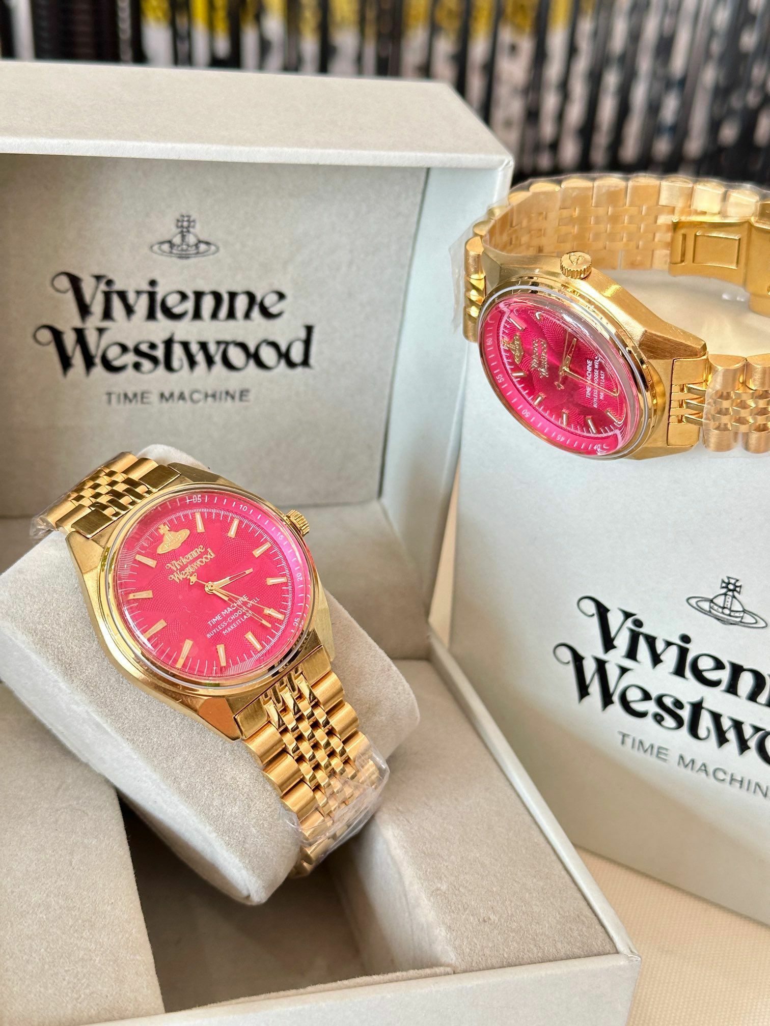 Vivienne Westwood 玫紅石英手錶