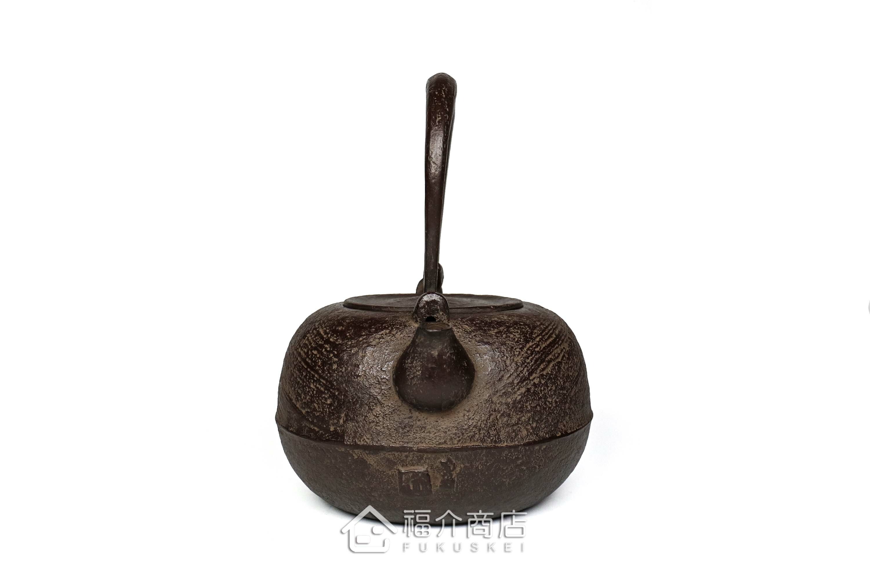 煮水泡茶用的鐵壺，壺身設計成刷毛目圖紋與魚壺摘