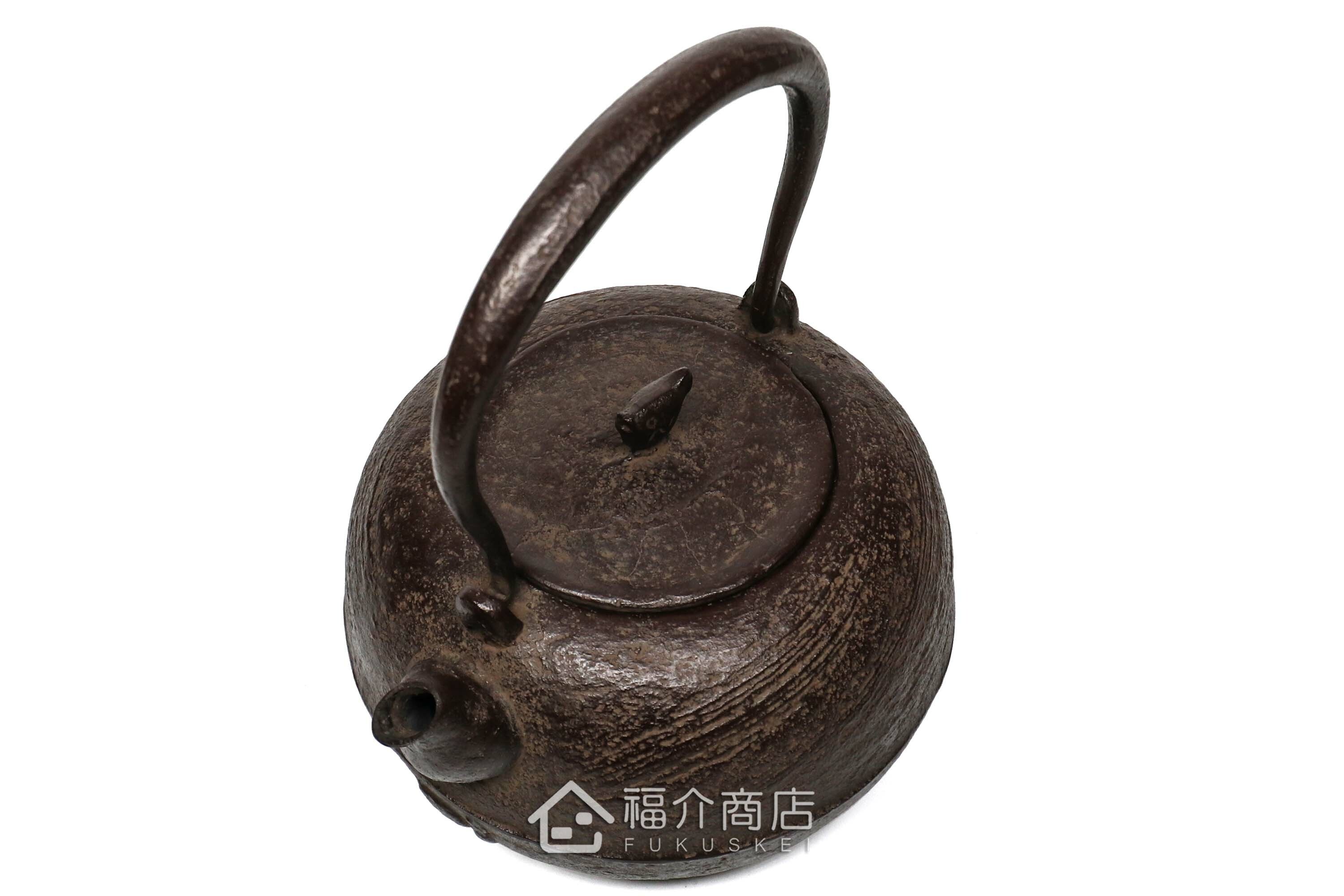 煮水泡茶用的鐵壺，壺身設計成刷毛目圖紋與魚壺摘