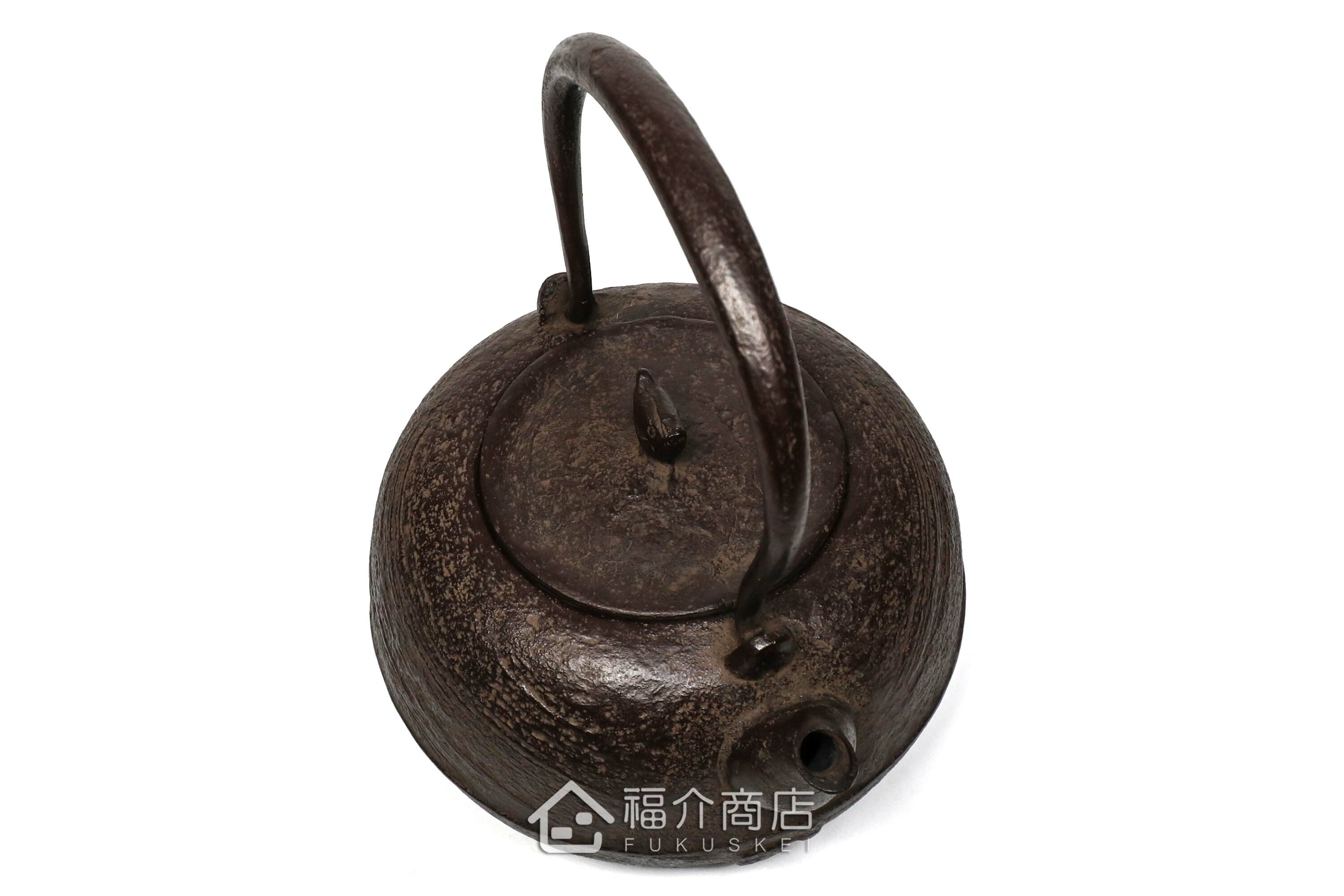 煮水泡茶用的鐵壺，壺身設計成刷毛目圖紋與魚壺摘