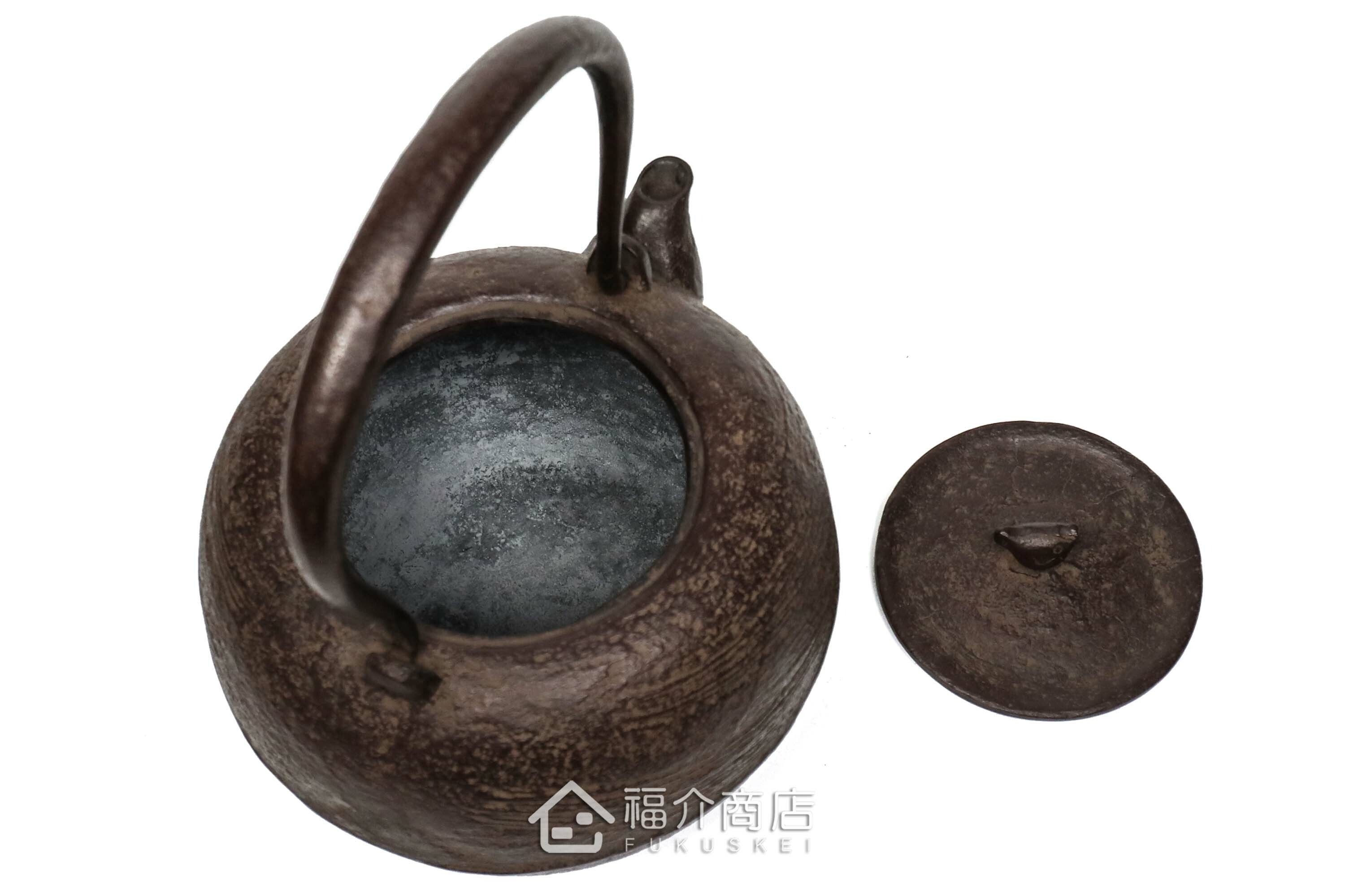 煮水泡茶用的鐵壺，壺身設計成刷毛目圖紋與魚壺摘