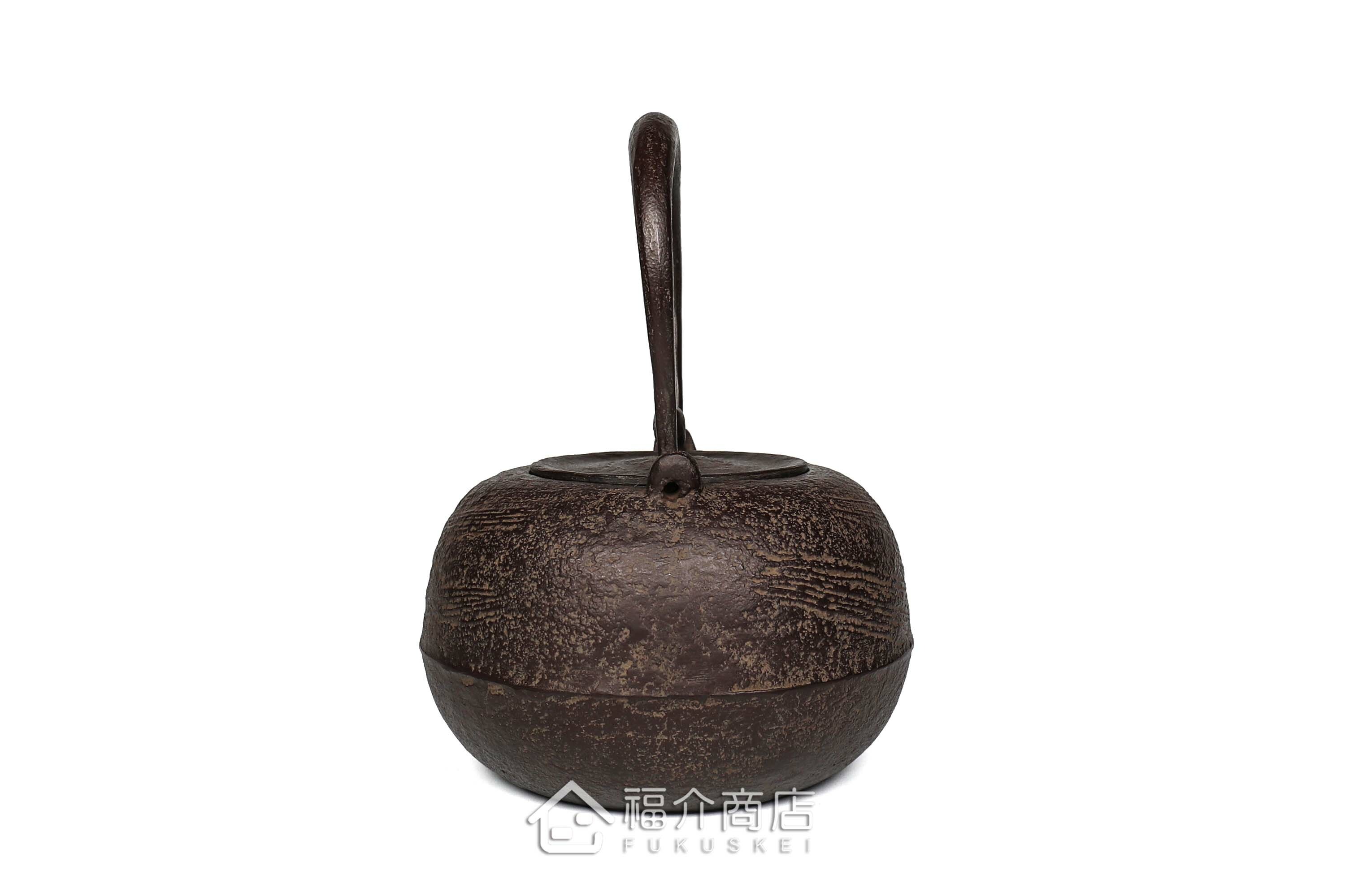 煮水泡茶用的鐵壺，壺身設計成刷毛目圖紋與魚壺摘