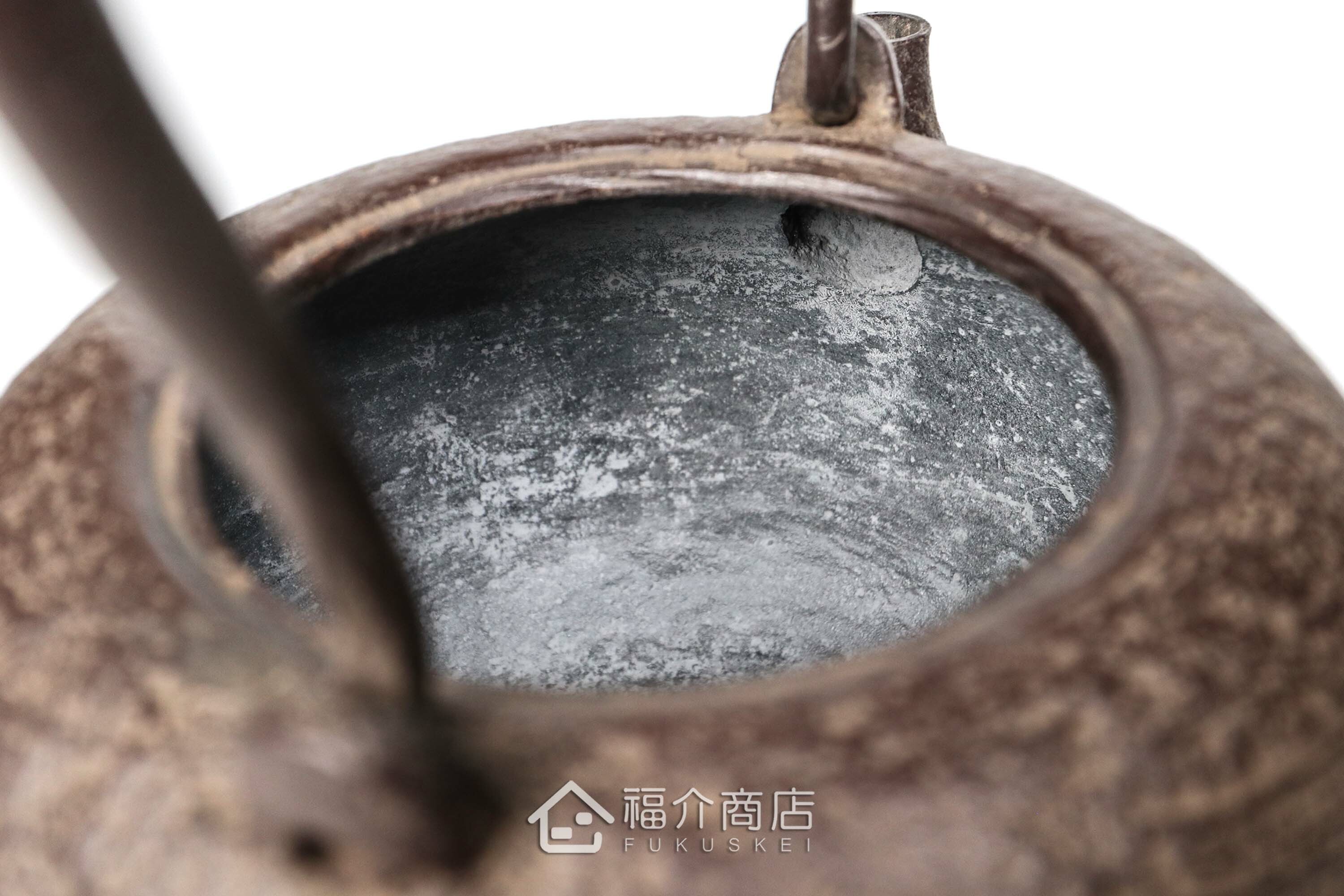 煮水泡茶用的鐵壺，壺身設計成刷毛目圖紋與魚壺摘