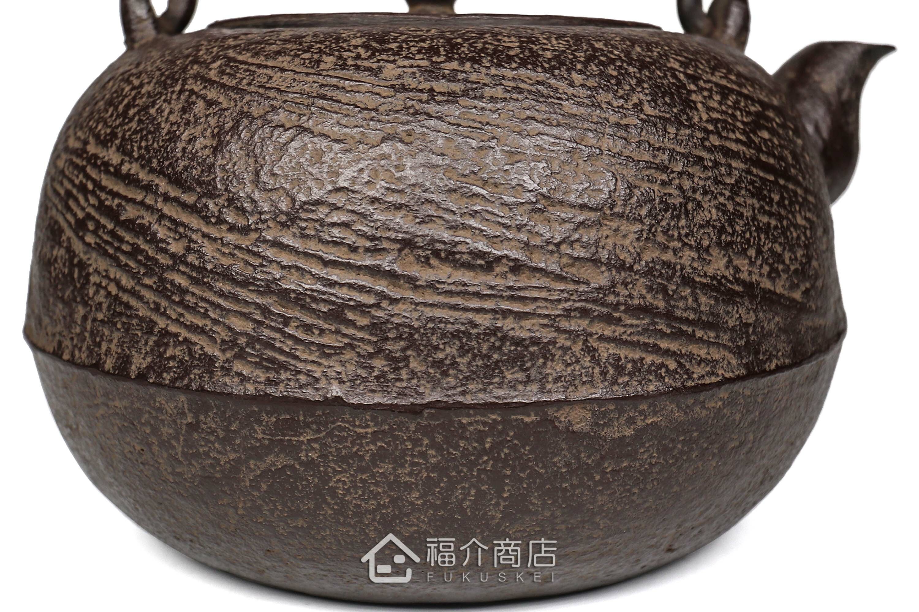 煮水泡茶用的鐵壺，壺身設計成刷毛目圖紋與魚壺摘