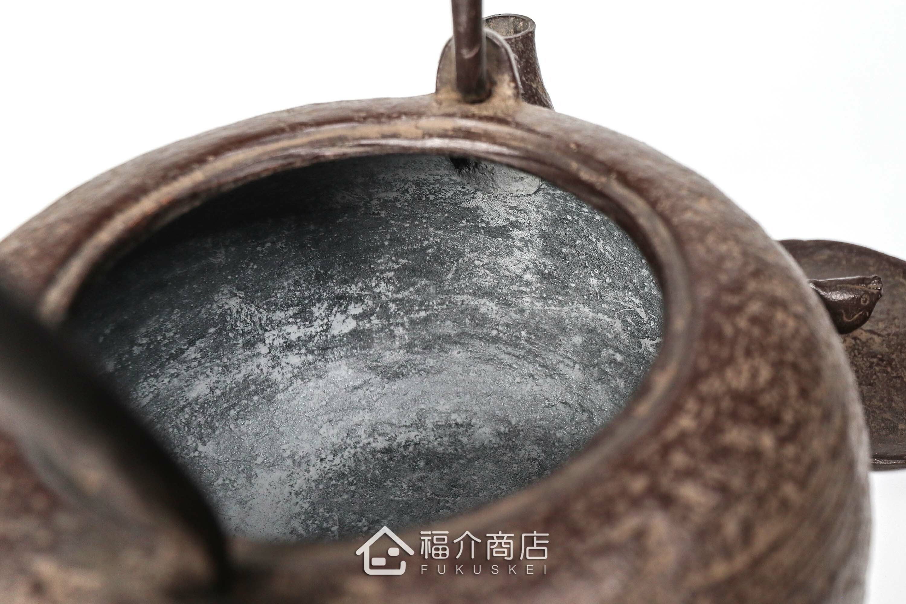 煮水泡茶用的鐵壺，壺身設計成刷毛目圖紋與魚壺摘