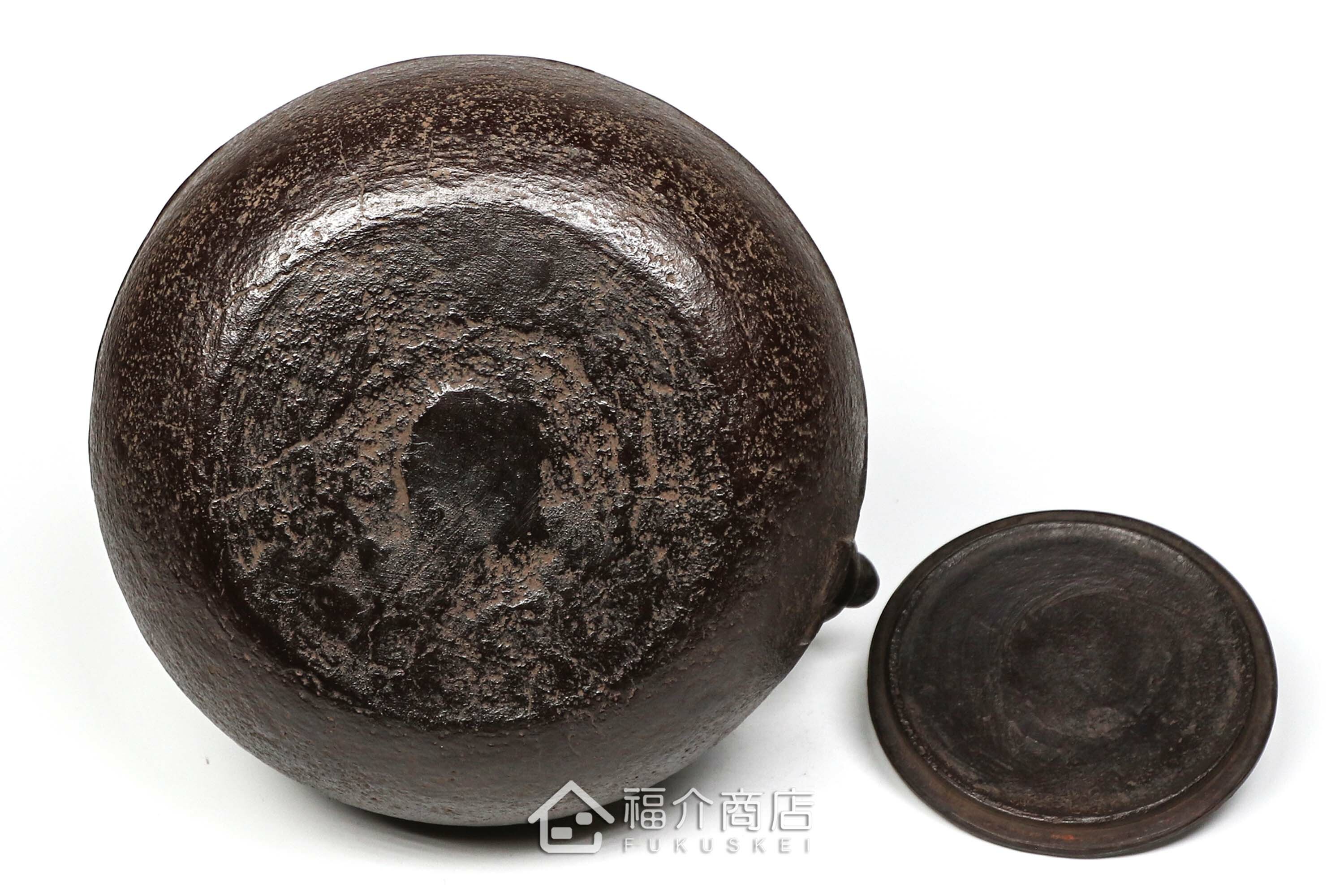 煮水泡茶用的鐵壺，壺身設計成刷毛目圖紋與魚壺摘