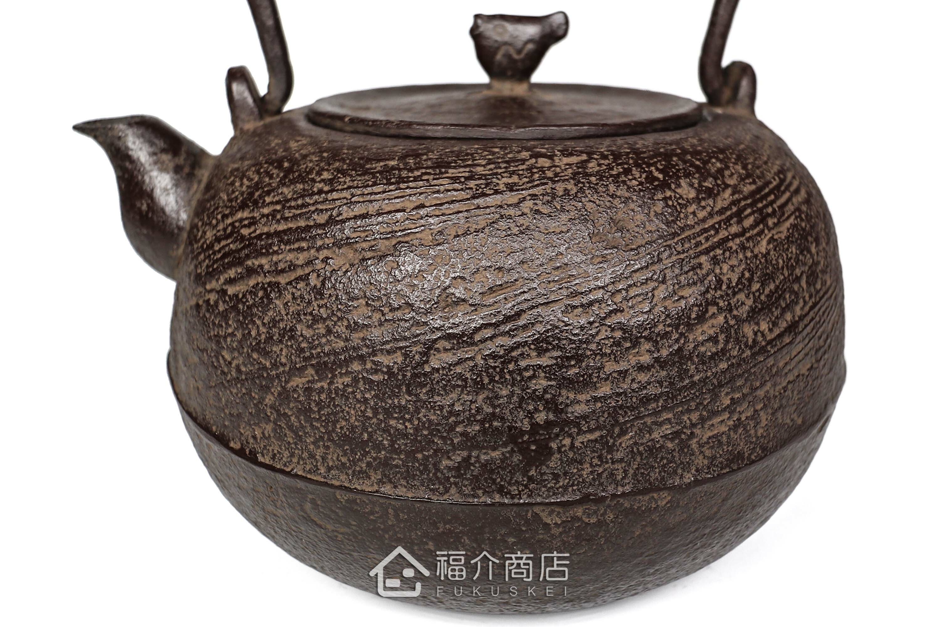 煮水泡茶用的鐵壺，壺身設計成刷毛目圖紋與魚壺摘