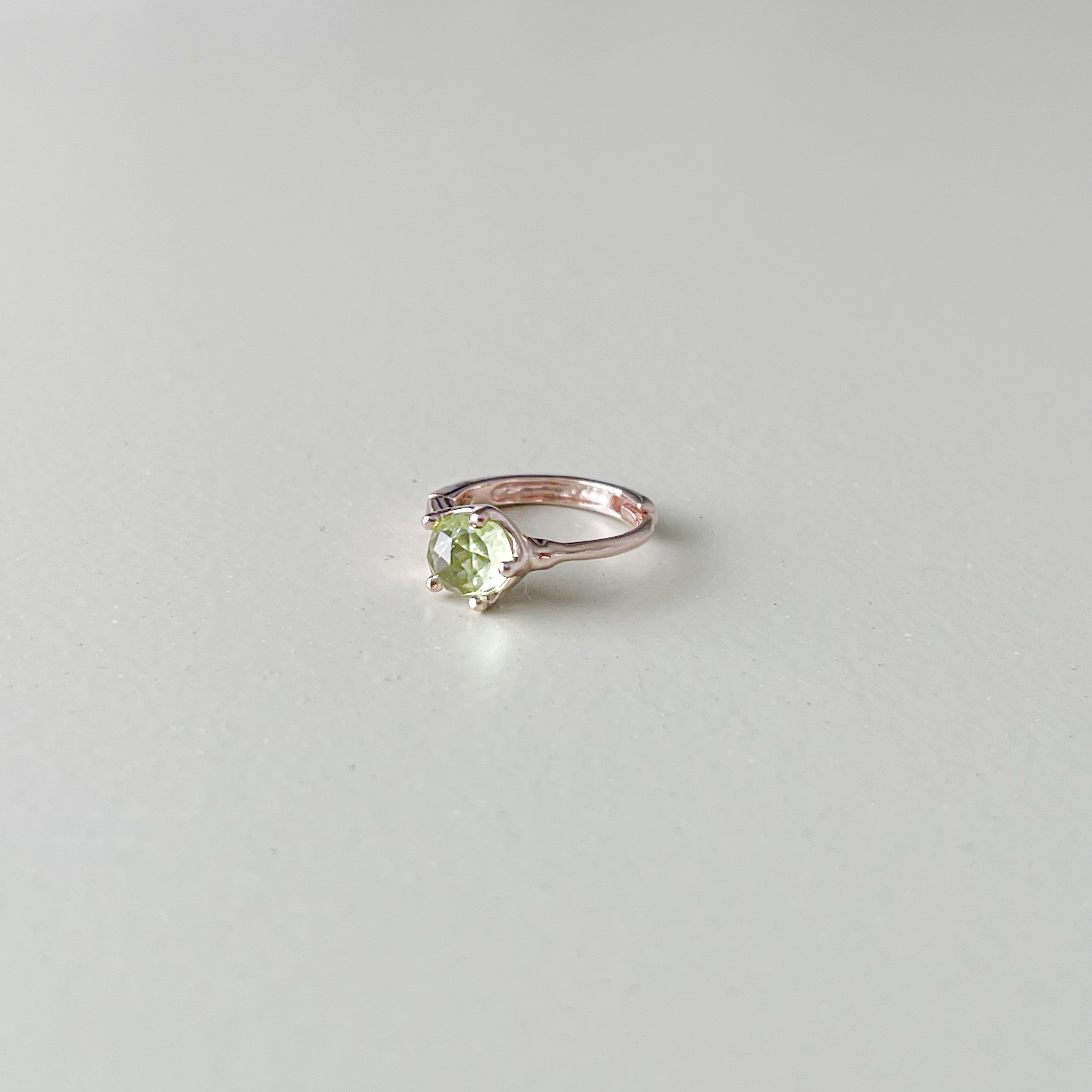 小皇冠橄欖石扣式耳圈