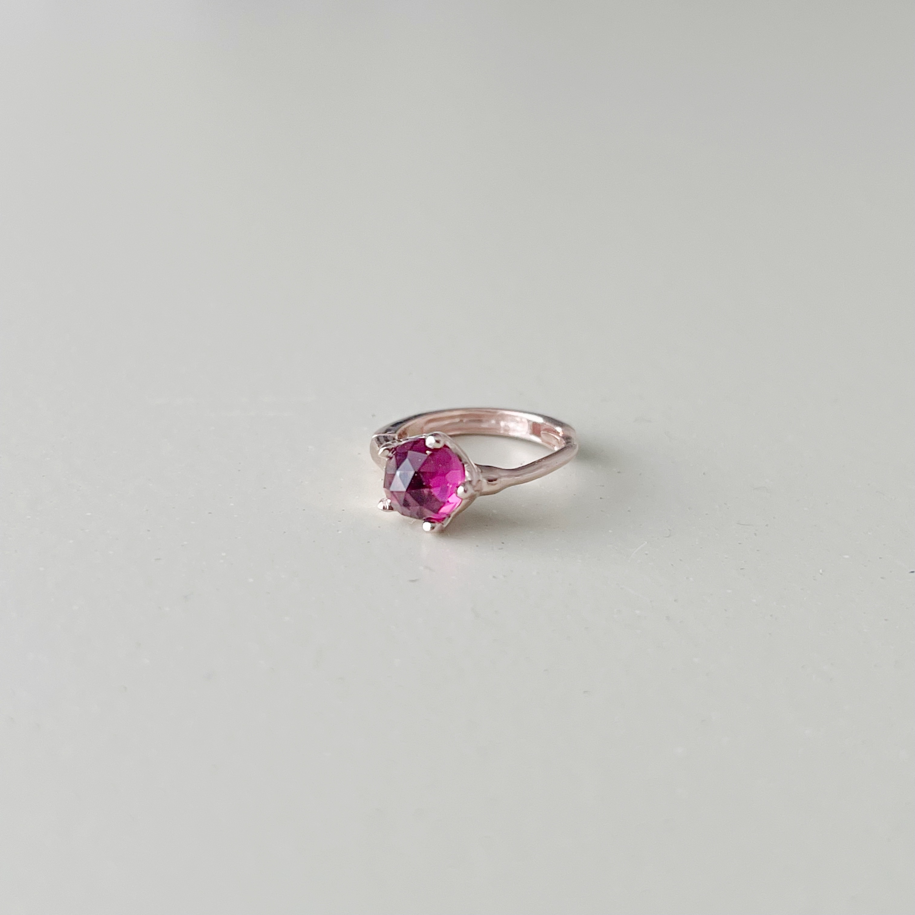 小皇冠玫瑰石榴石扣式耳圈