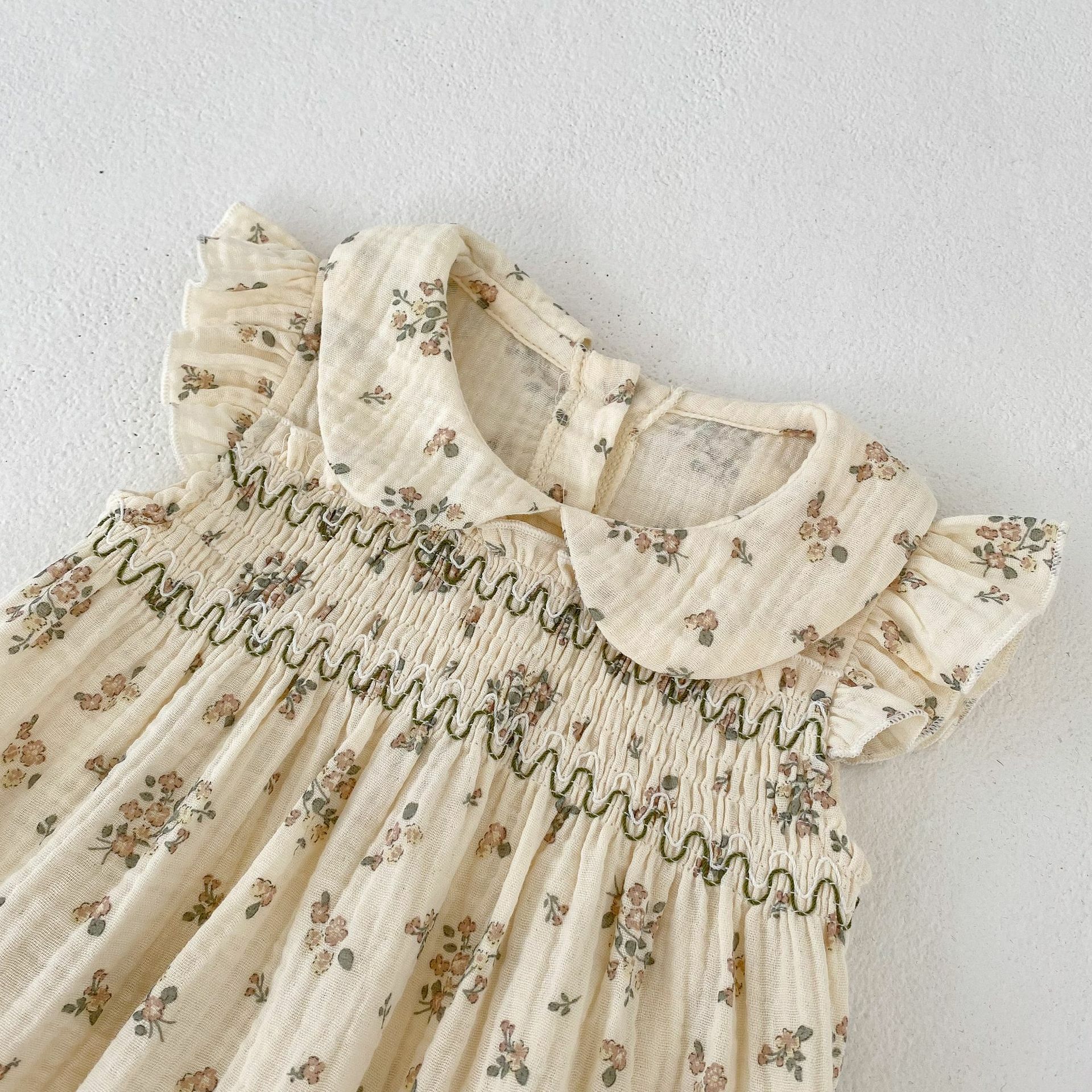 B75BE_SS23_C: 米色碎花荷葉袖包屁