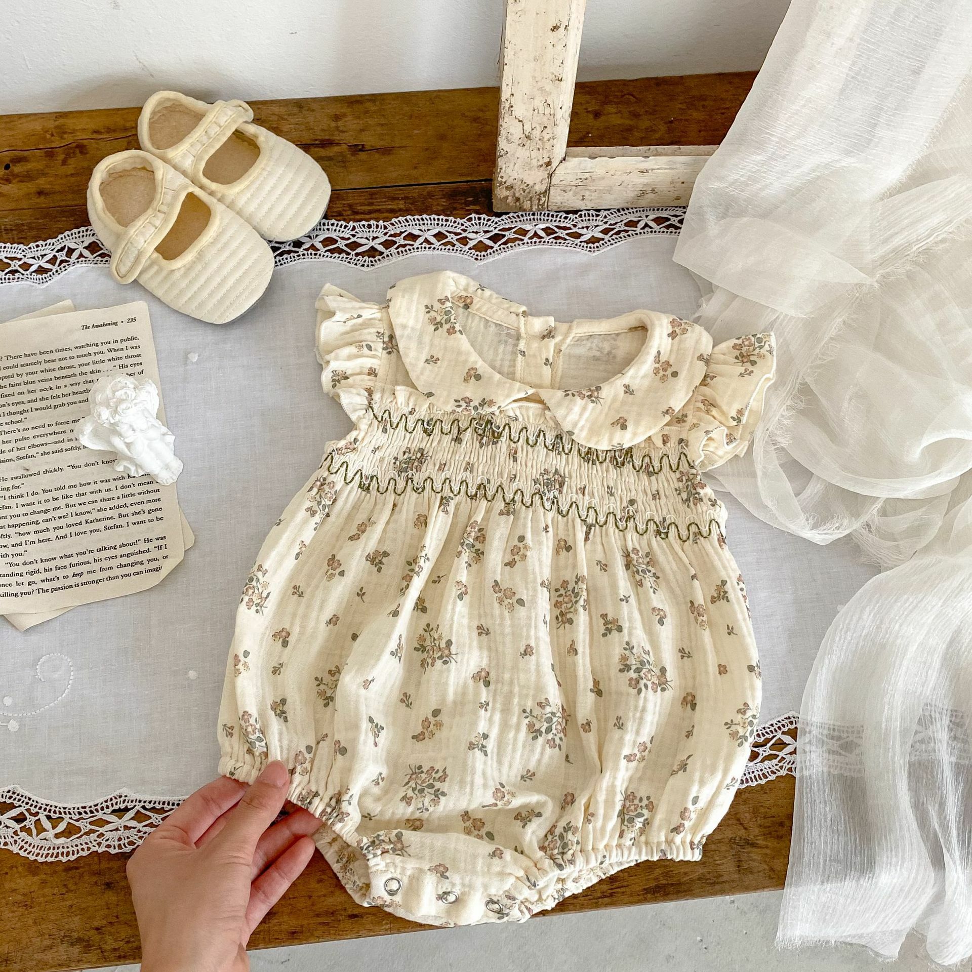 B75BE_SS23_C: 米色碎花荷葉袖包屁