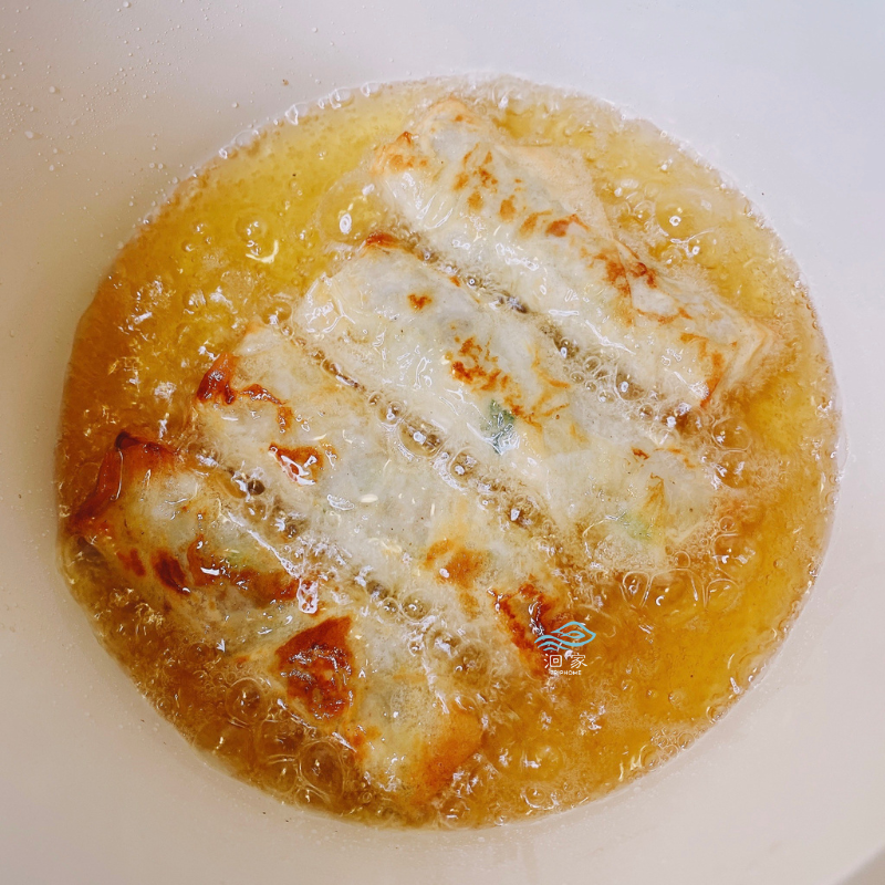 炸成金黃色的澎湖花枝蝦捲