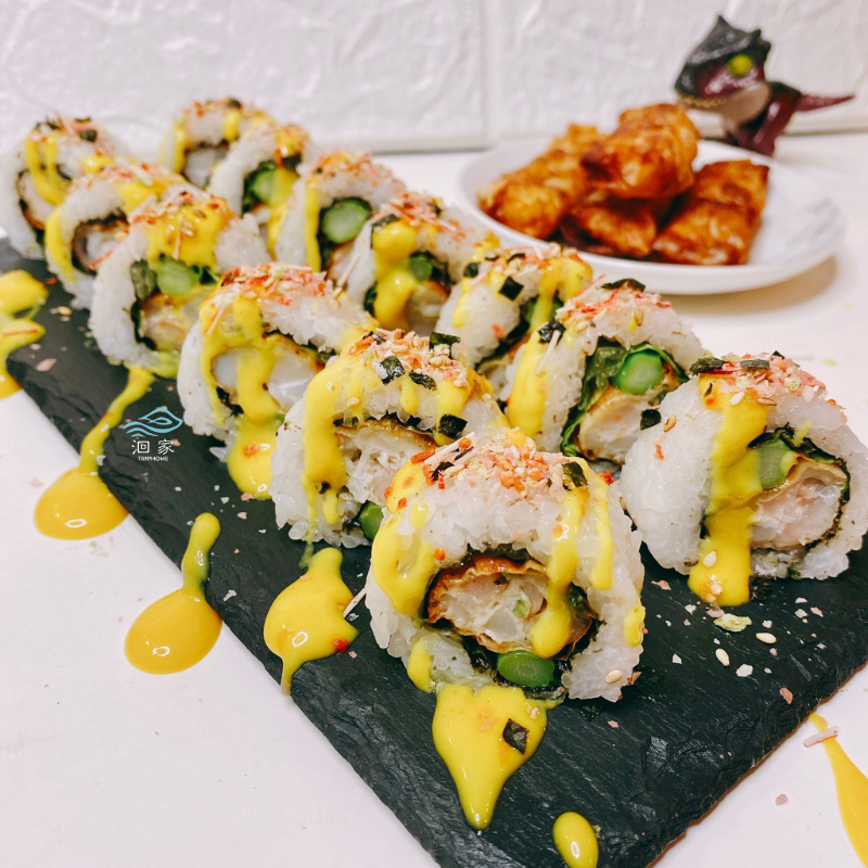 澎湖花枝蝦捲包在米飯裡做成加州捲蝦捲壽司