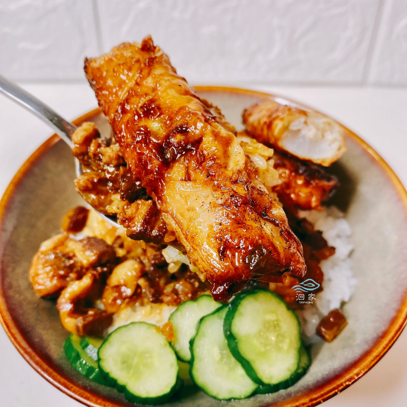 炸成金黃色的澎湖花枝蝦捲搭配滷肉飯