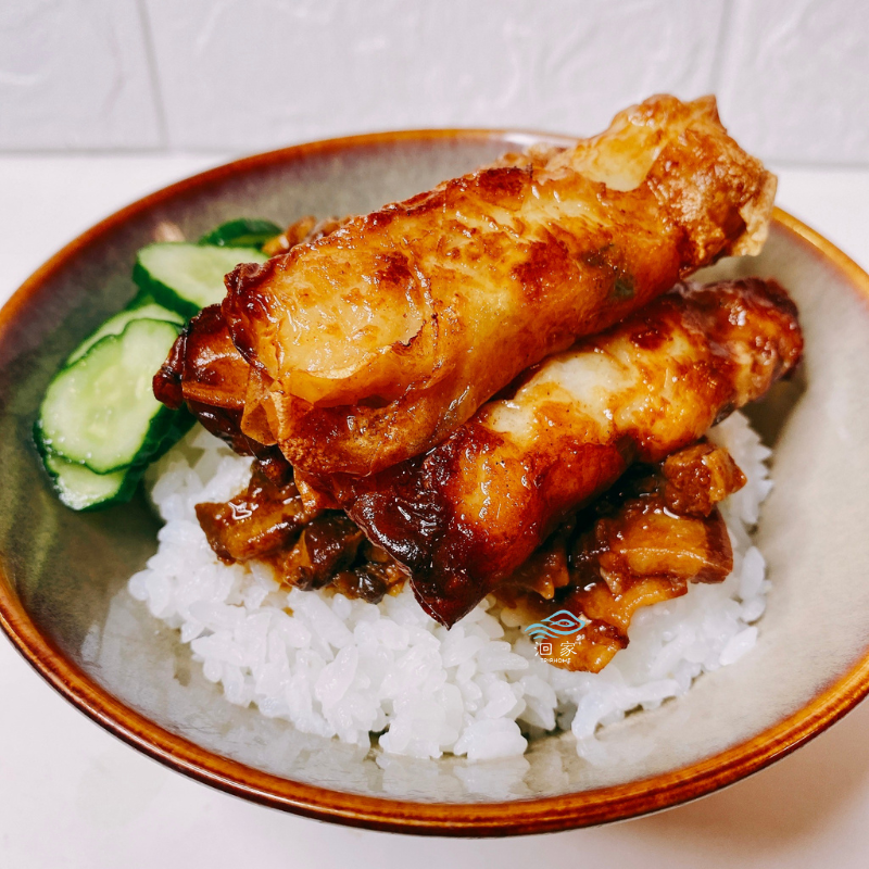 炸成金黃色的澎湖花枝蝦捲搭配滷肉飯