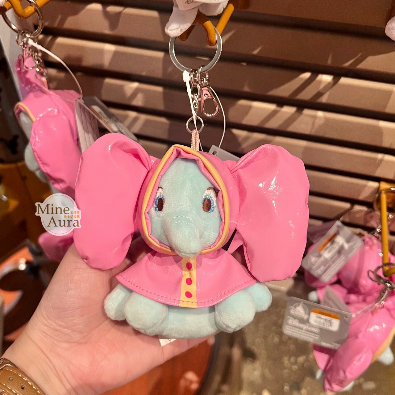(現貨) 雨衣裝 小飛象 Dumbo 絨毛 鑰匙圈 吊飾 -香港迪士尼樂園