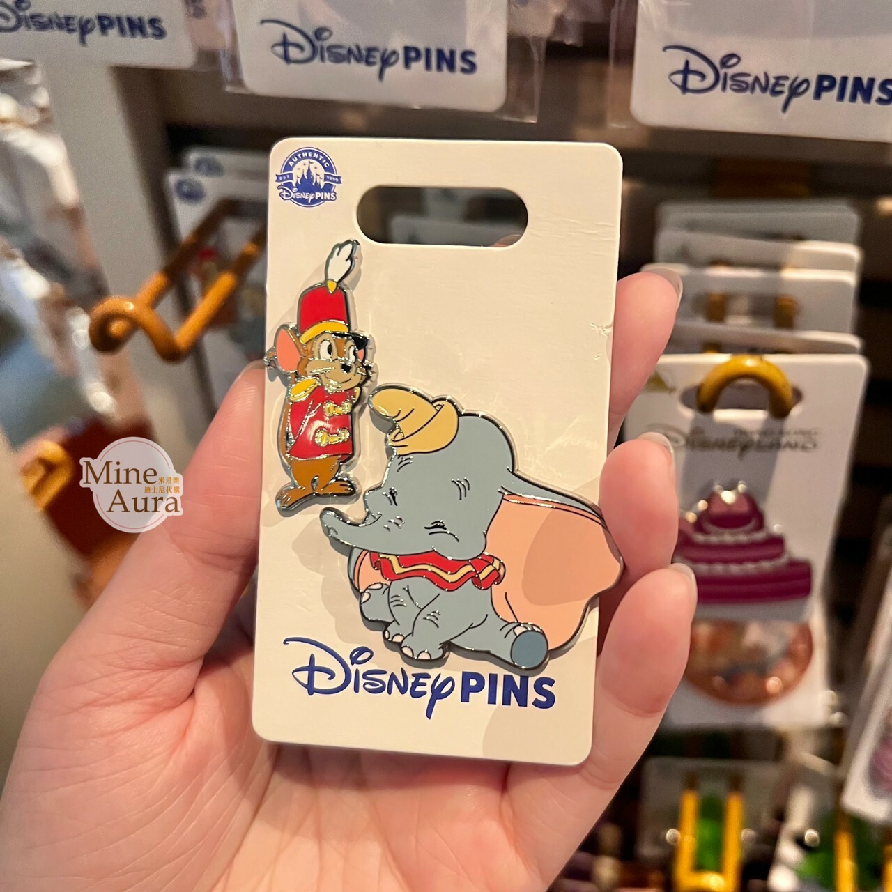 小飛象 Dumbo 坐姿 與好友 老鼠Timothy 造型 徽章 PIN -香港迪士尼樂園