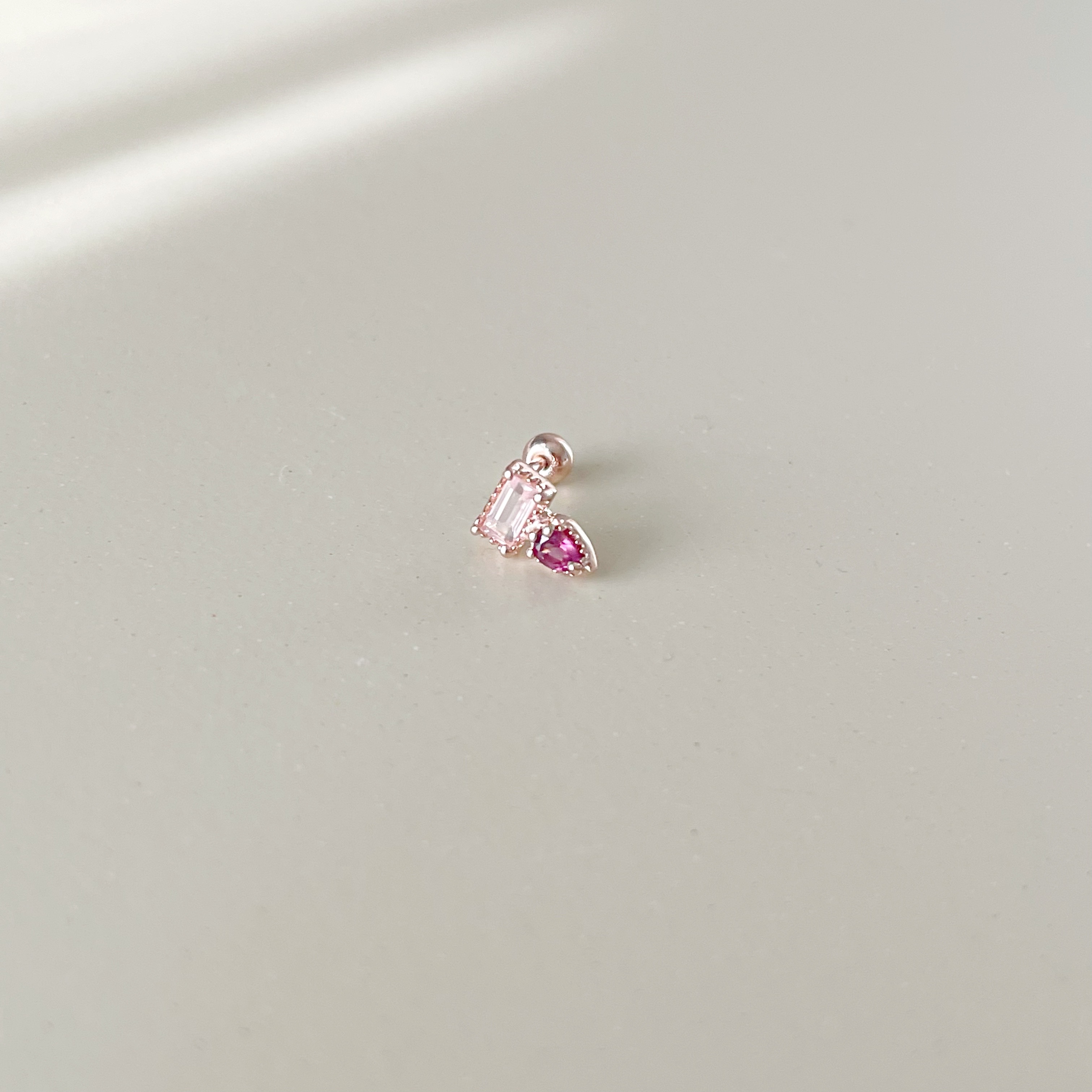 細方水滴粉晶玫瑰石榴石轉珠耳環