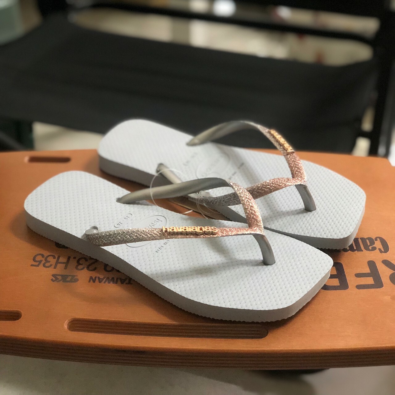 Havaianas 哈瓦仕 Slim Square Glitter Flip Flops 拖鞋 夾腳拖 方頭 冰灰色 女款 4148102-3498W