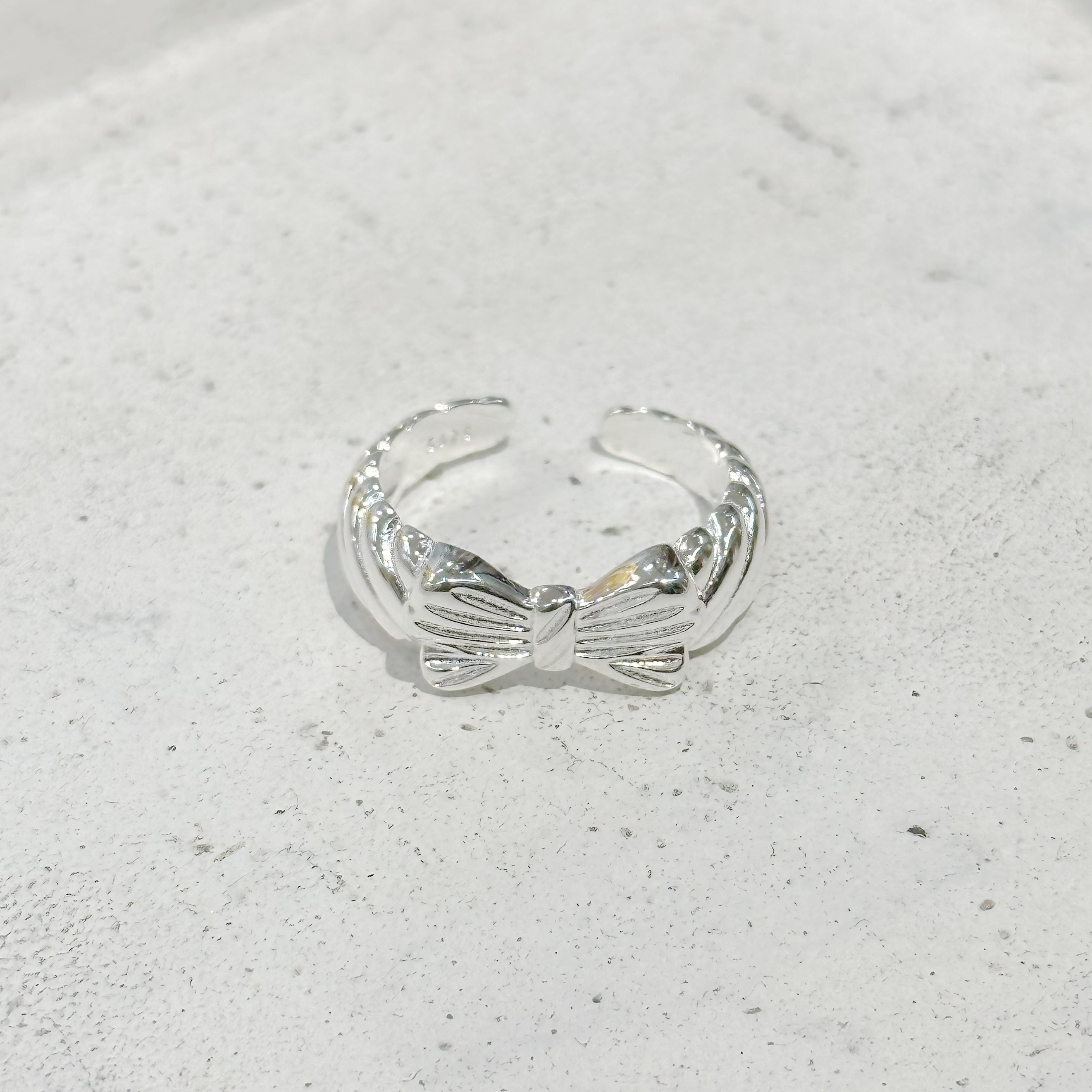 925純銀扭紋邊小蝴蝶結戒指