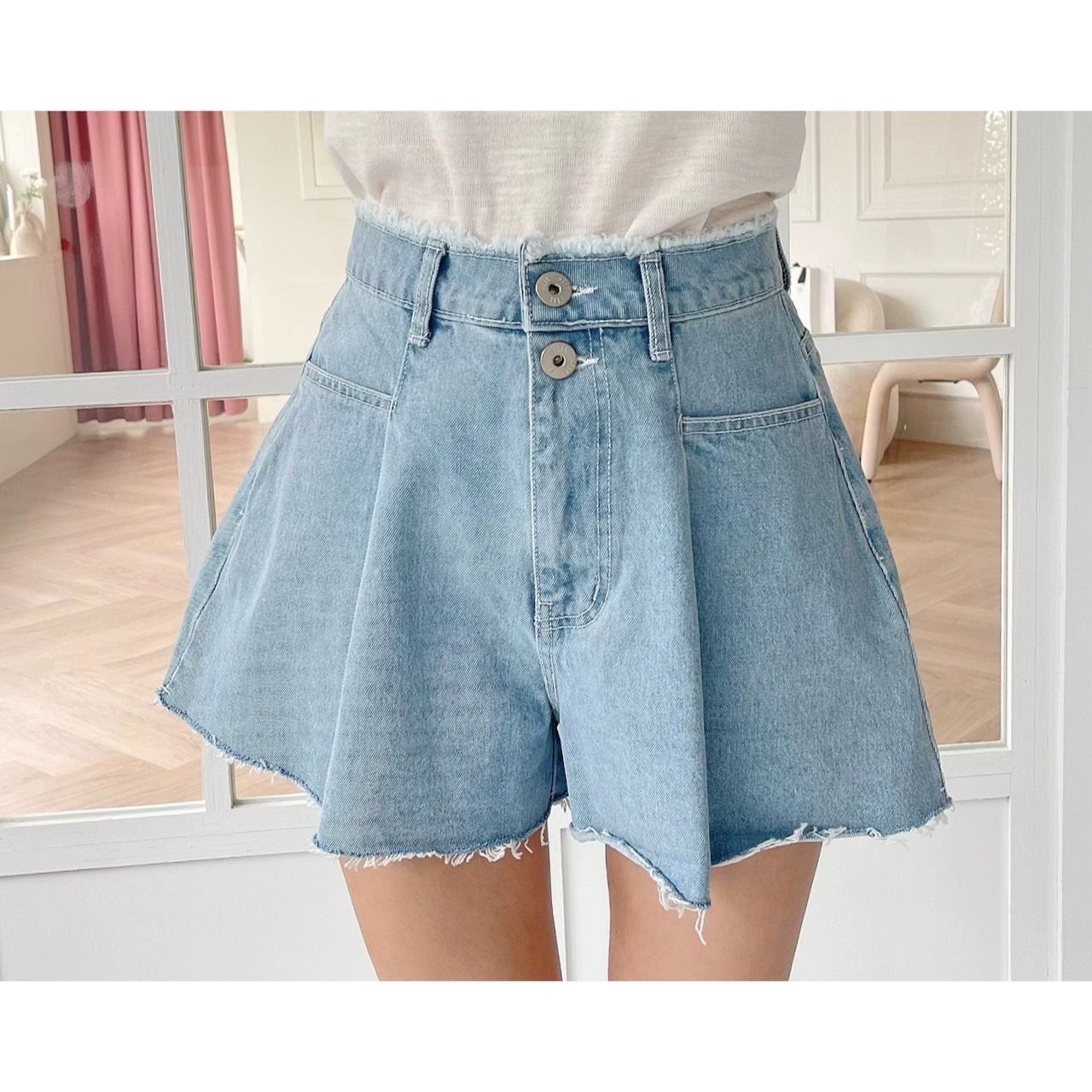 🔥06.28直播新品］❤️穿上擁有好比例］🇰🇷正韓高腰雙排釦打折鬚邊造型口袋牛仔短褲（S-L）