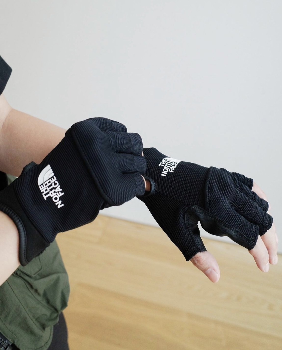 日本 TNF 運動徒步手套