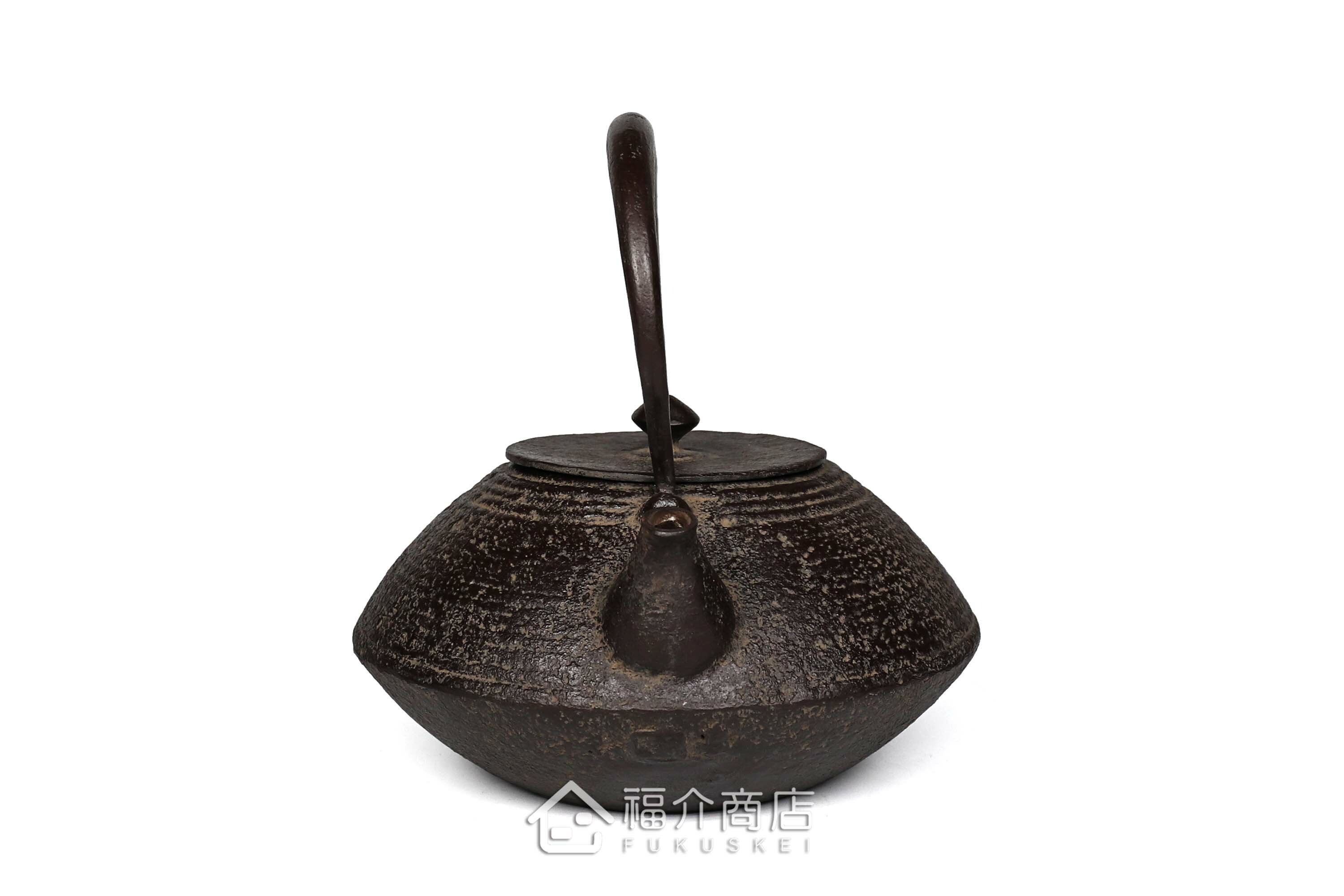 煮水泡茶用的鐵壺，壺身設計成石庭紋